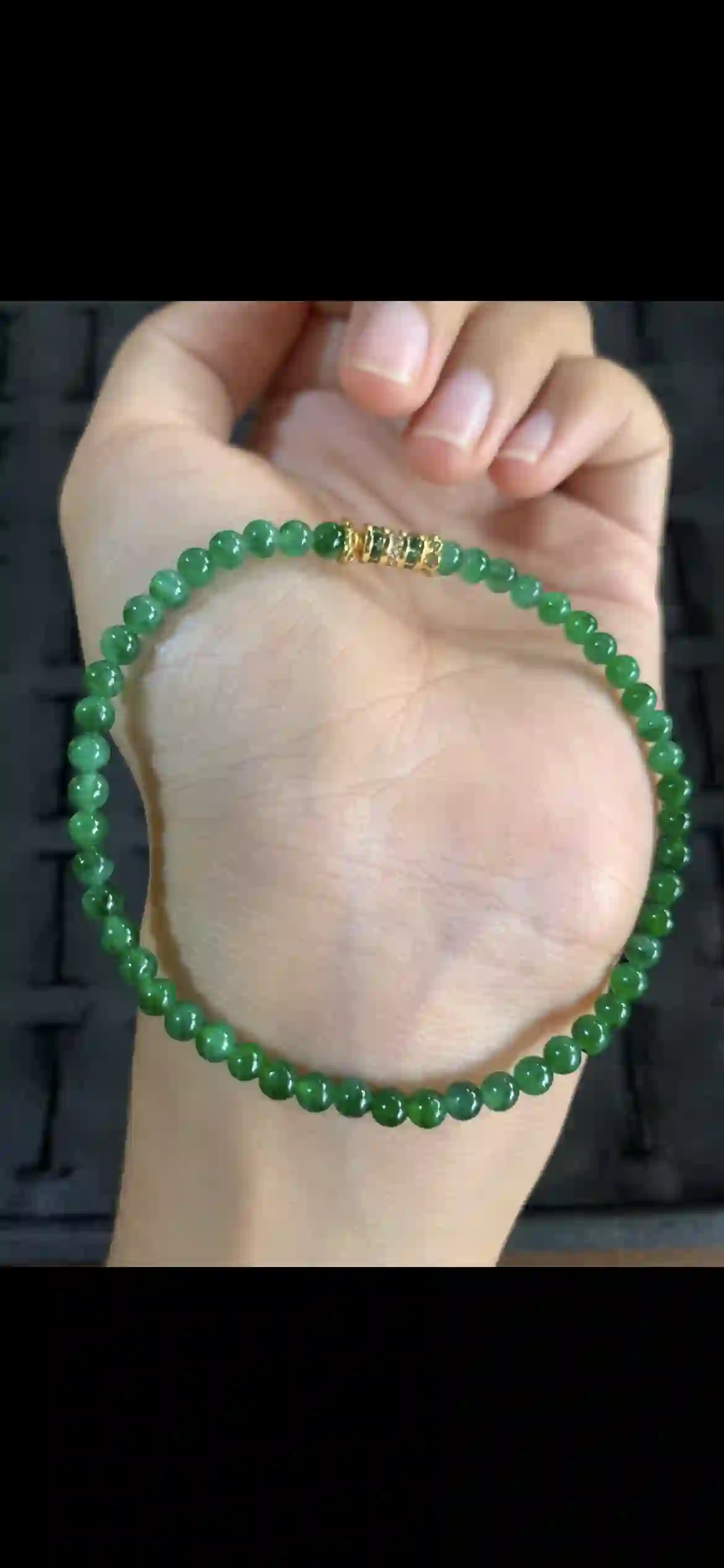 Vivid Imperial Green Icy Jadeite Bead Bracelet | Myanmar Jadeite reference #10410001