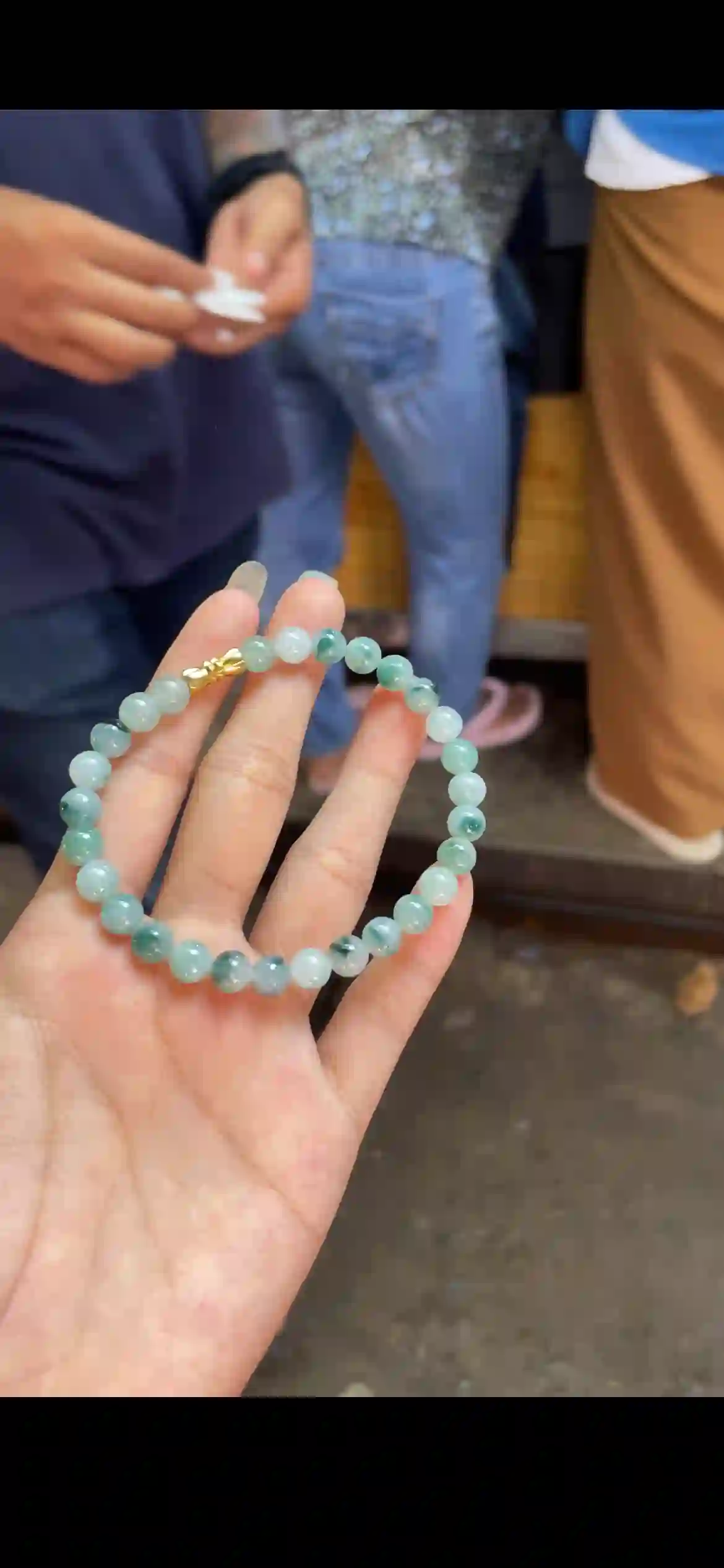 Icy Floating Green Jade Beaded Bracelet with Gold Clasp | Myanmar Jadeite reference #27330001