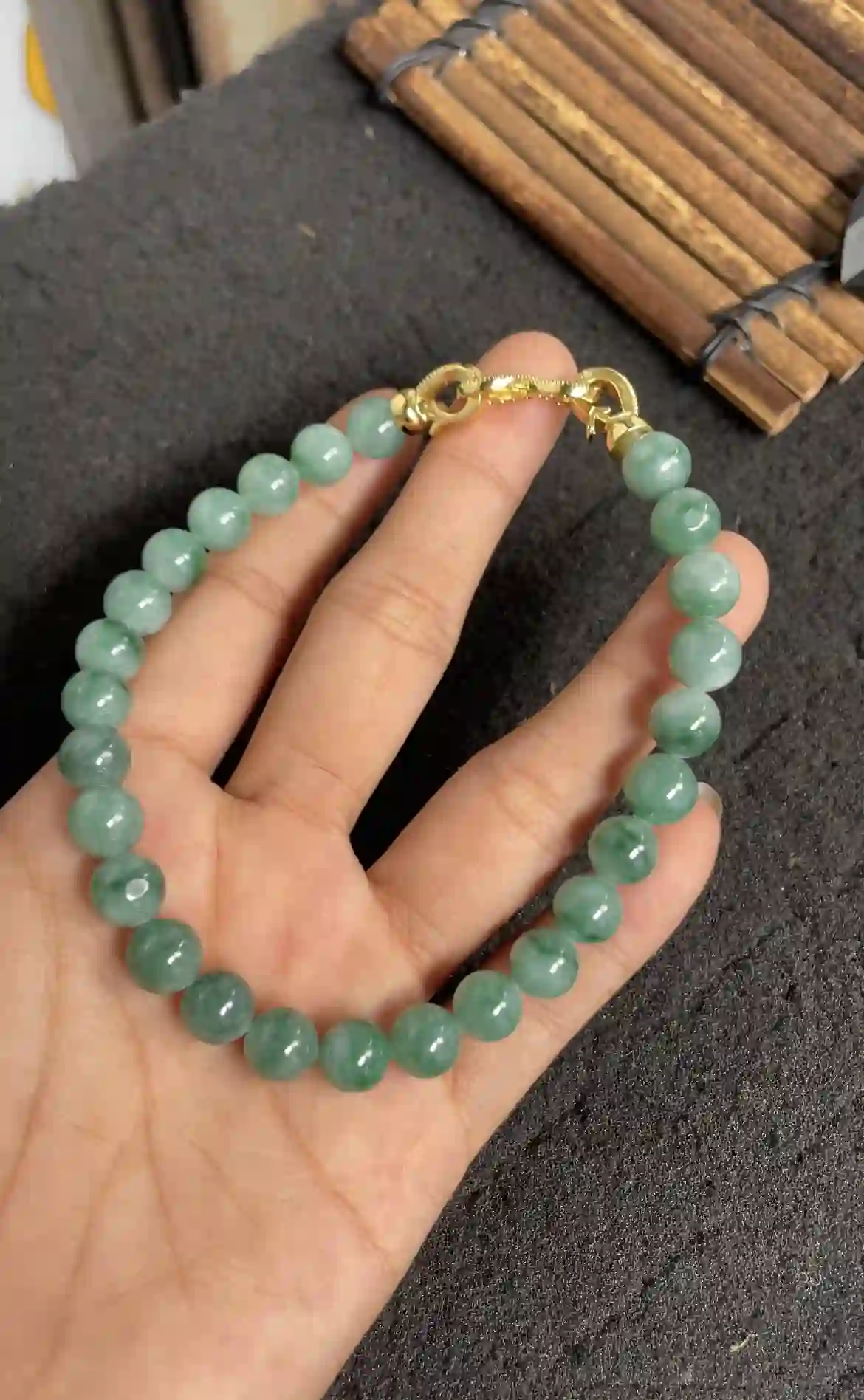 Natural Green Jadeite Beaded Bracelet with Gold Clasp | Myanmar Jadeite reference #2430004
