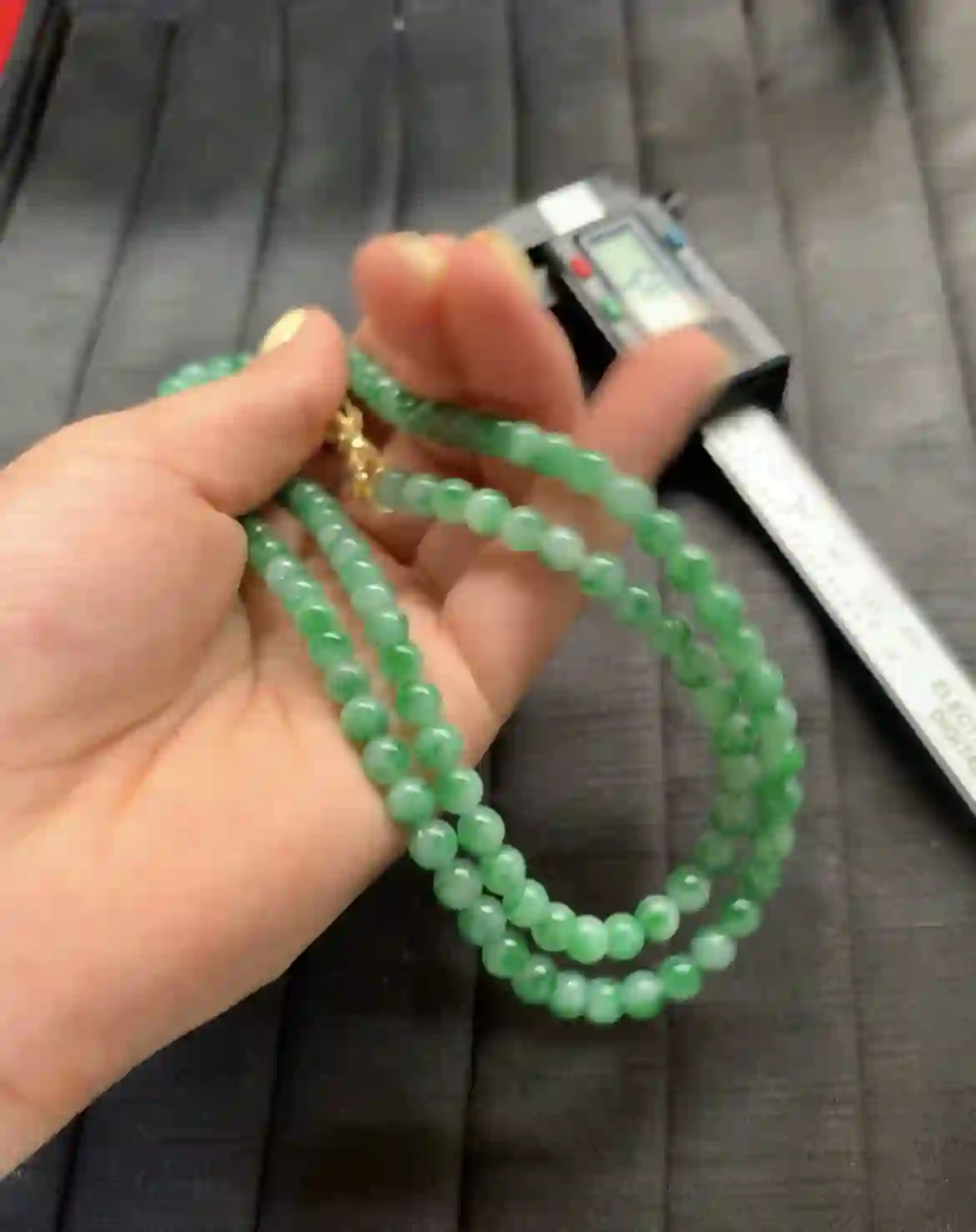 Natural Green Jade Bead Necklace with Gold Clasp | Myanmar Jadeite reference #2490002