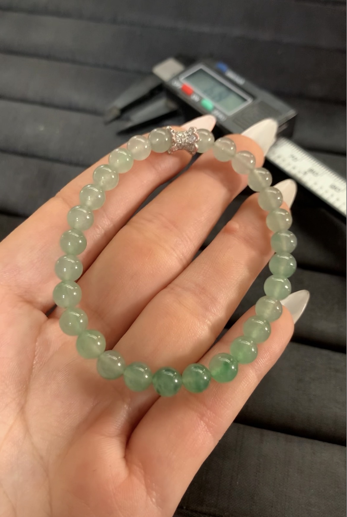 Gradient Green Jadeite Beaded Bracelet with Sparkling Clasp