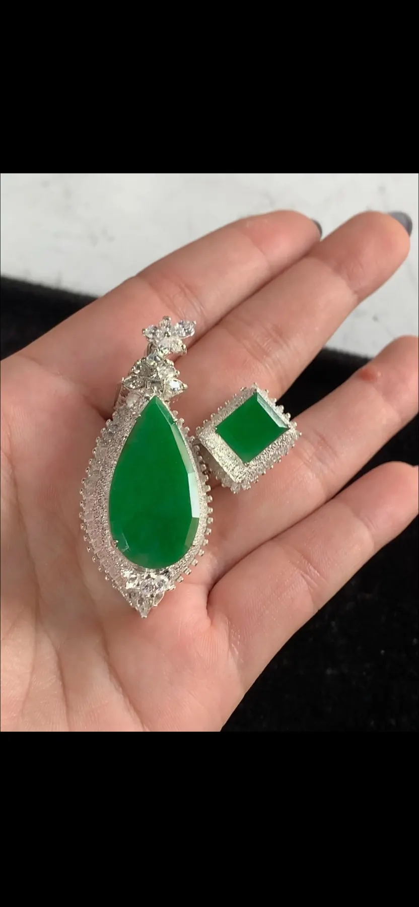 High-End Natural Glassy Variety Imperial Green Jadeite Teardrop Pendant & Emerald-Cut Ring Fine Jewelry Set | Myanmar Jadeite reference #38970001