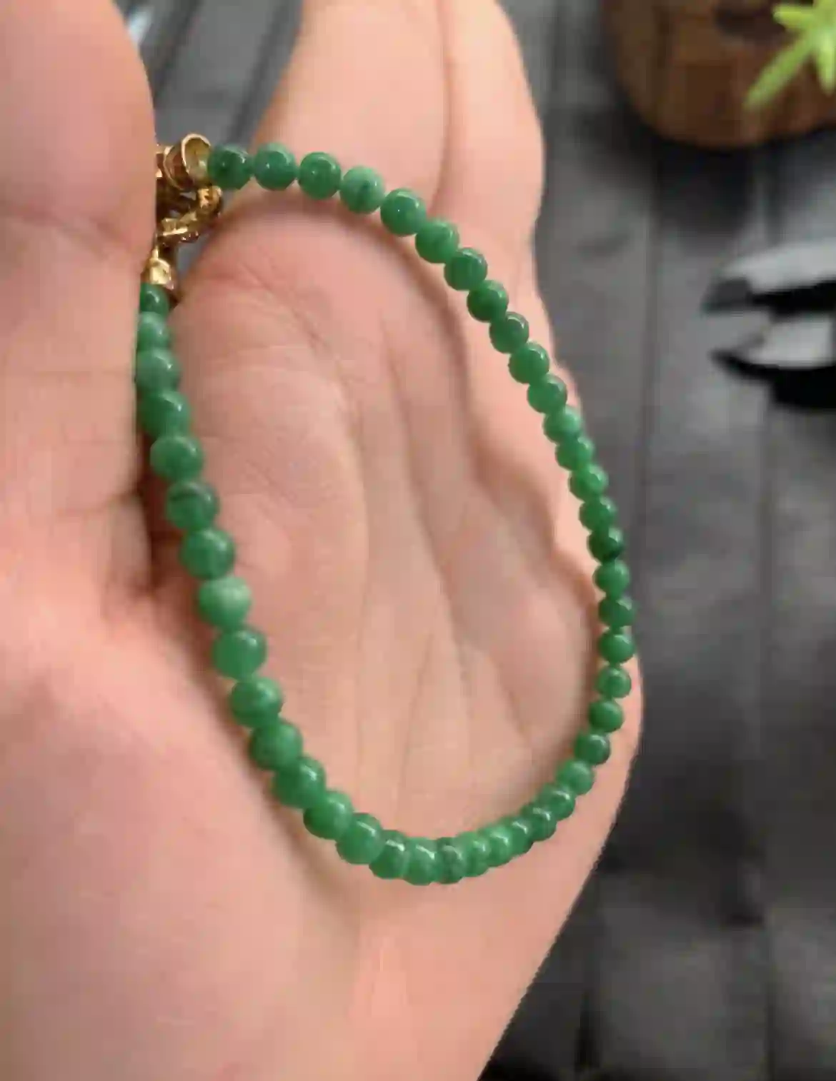 Natural Vivid Green Jadeite Beaded Bracelet | Myanmar Jadeite reference #2430010