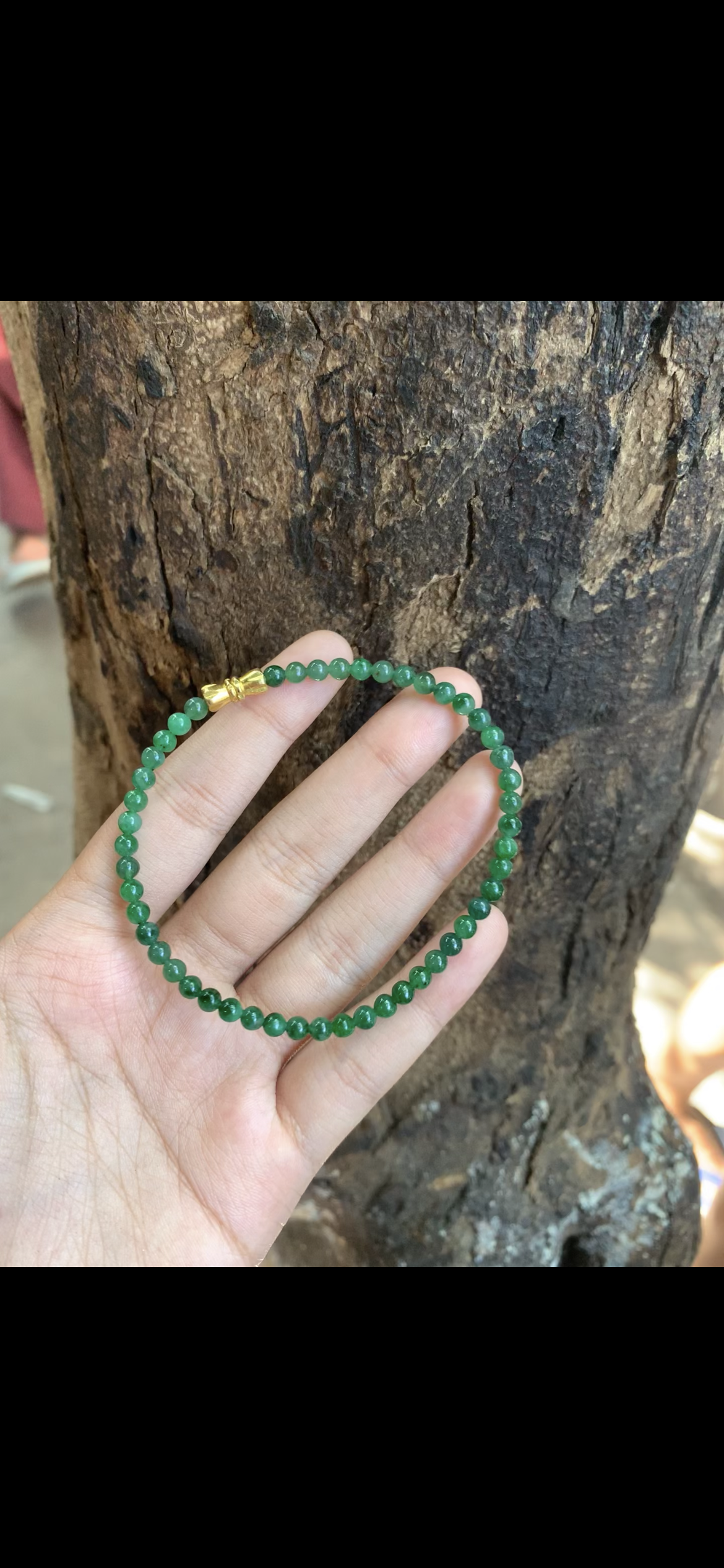 Ref 37290001: Delicate Vivid Green Jade Beaded Bracelet with Gold Clasp ...