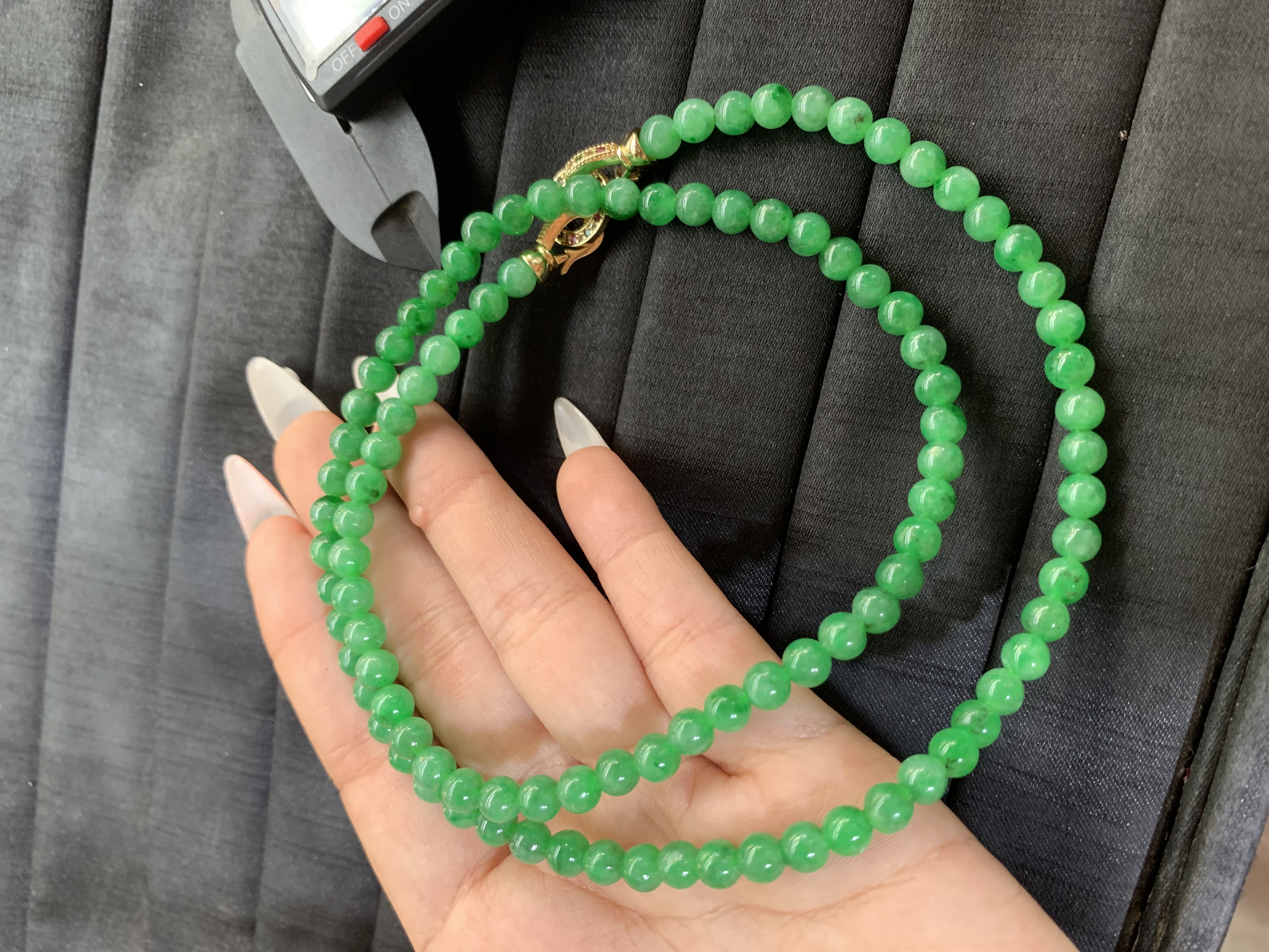  Elegant Green Beaded Necklace with Gold-Toned Clasp