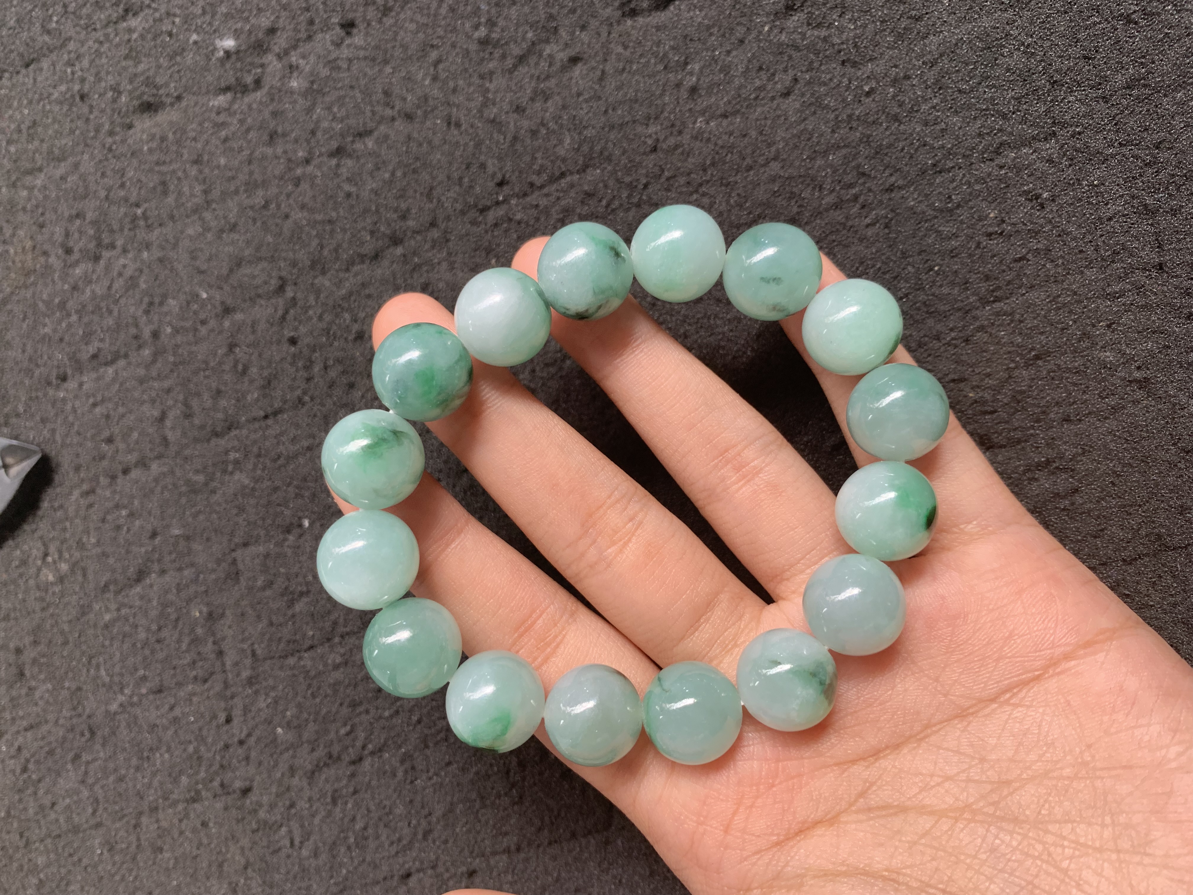 Green Jadeite Beaded Bracelet with Natural Veins