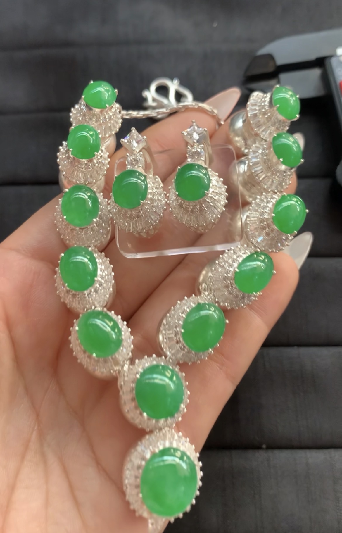 Luxurious Vivid Green Gemstone Jewelry Set - Necklace and Earrings Luxurious Vivid Green Gemstone Jewelry Set - Necklace and Earrings - Burmese Jadeite from Myanmar
