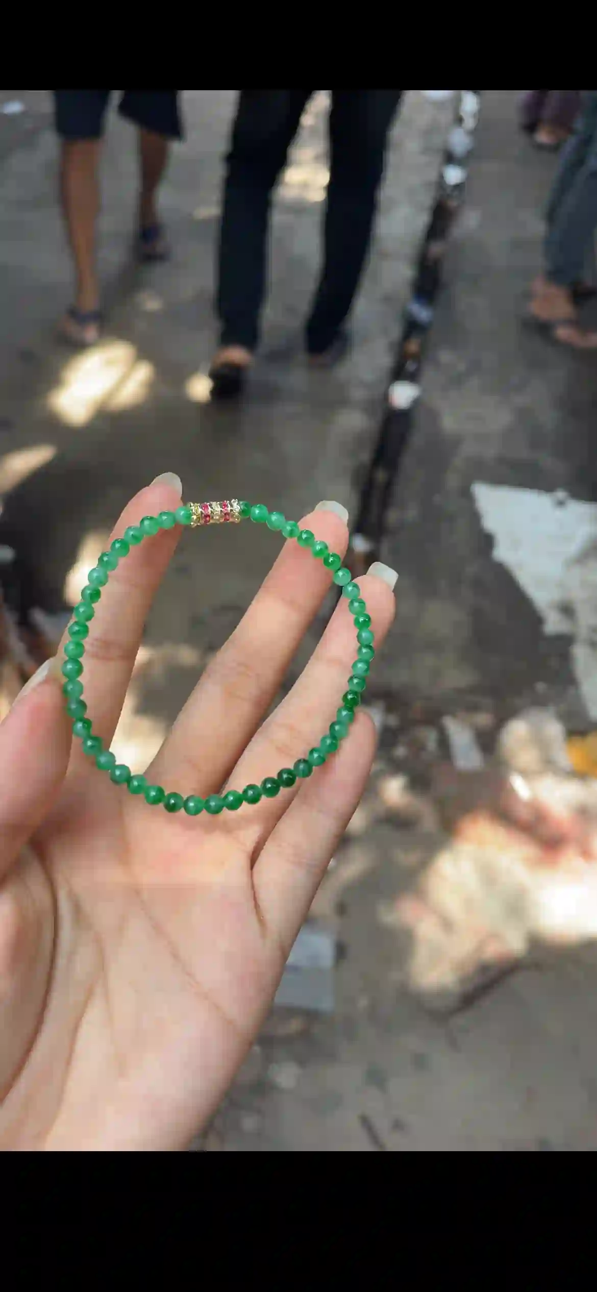 Vibrant Emerald Green Jadeite Bead Bracelet – Dainty Single Strand with Gemstone Accent | Myanmar Jadeite reference #31830001
