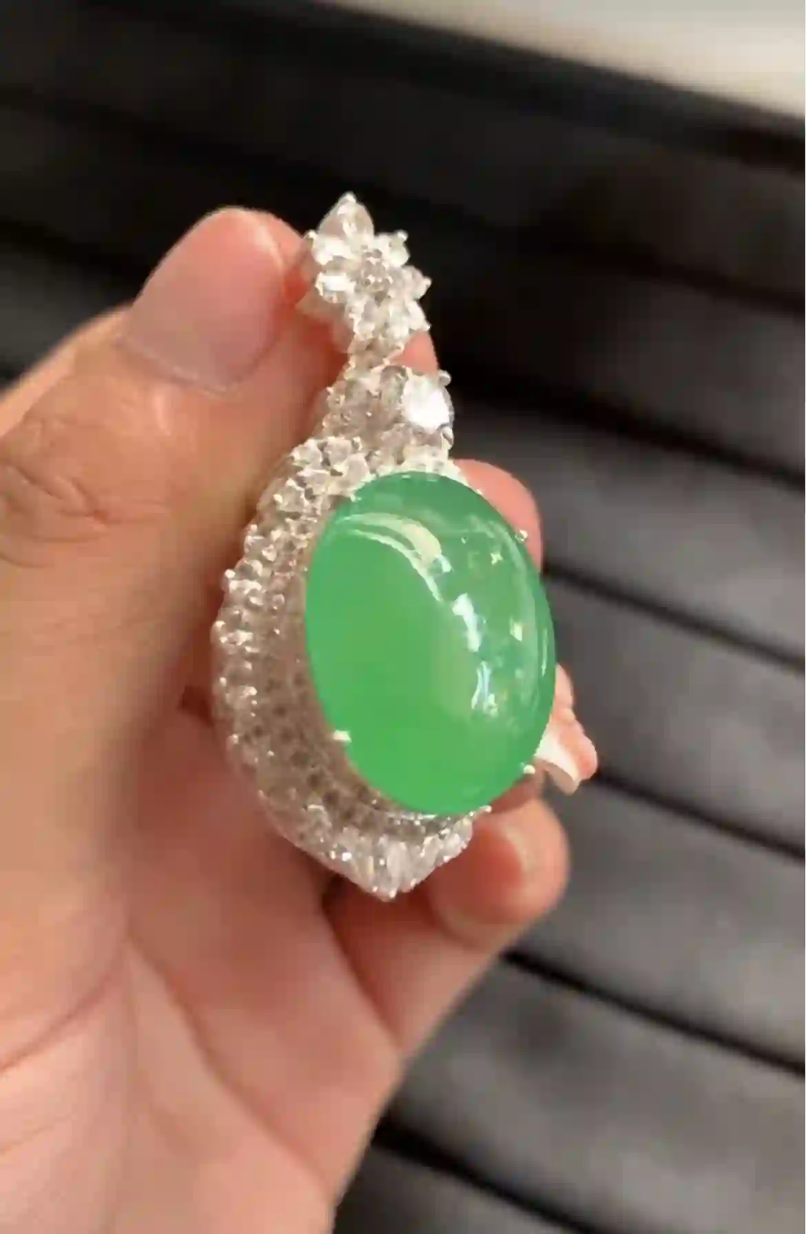 Luxury Green Jade Pendant | Myanmar Jadeite reference #2160009