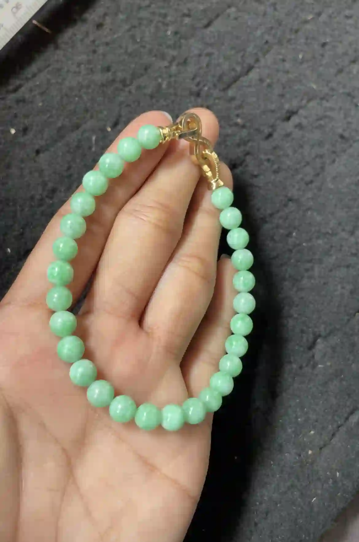 Natural Vivid Green Jade Bead Bracelet with Gold Clasp | Myanmar Jadeite reference #2580001