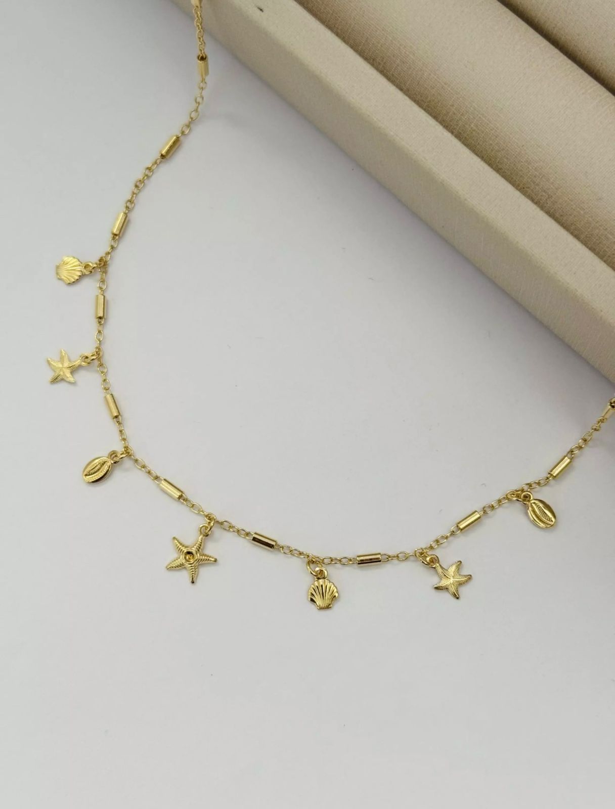 Choker Estrelas e Conchas Dourada
