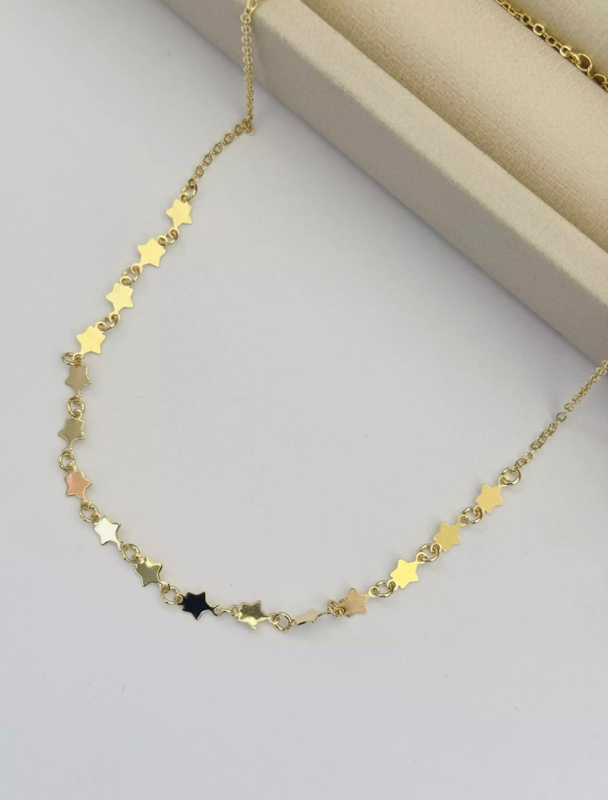 Choker Plaquinhas de Estrela Dourada