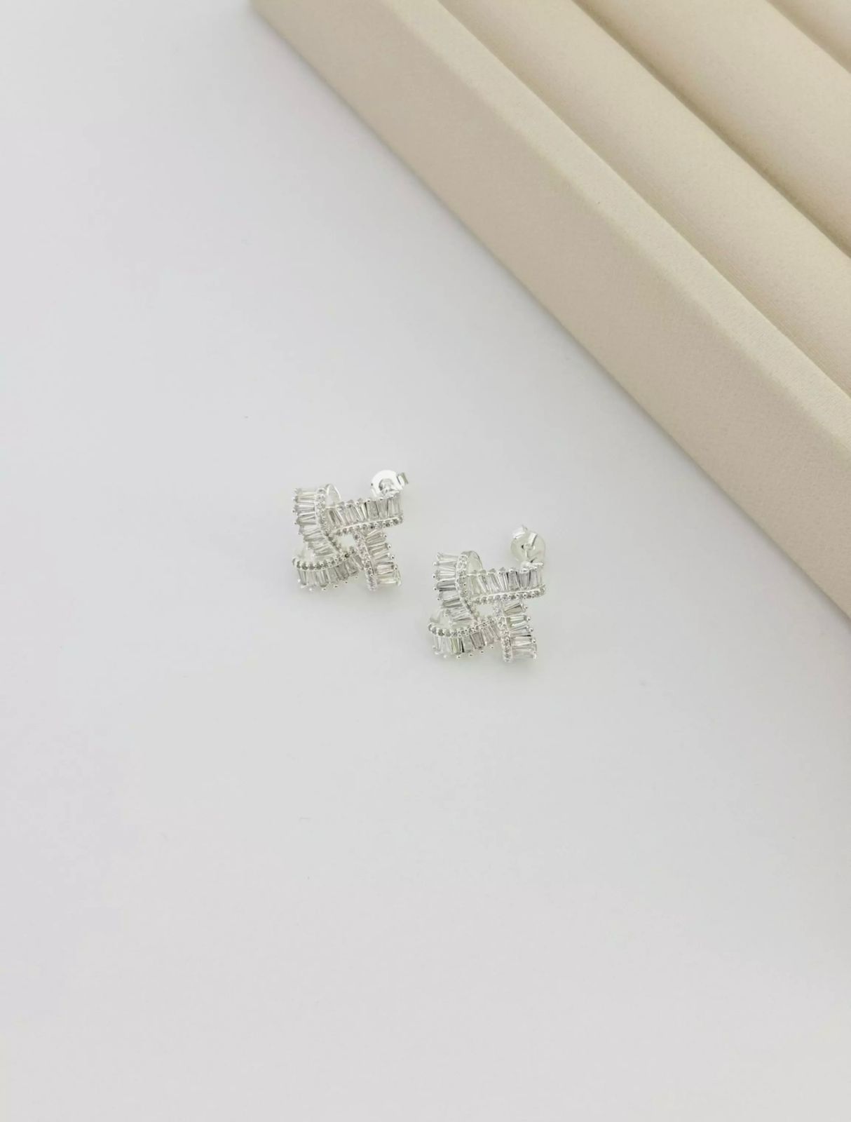 Brinco Nó Cravejado Prata