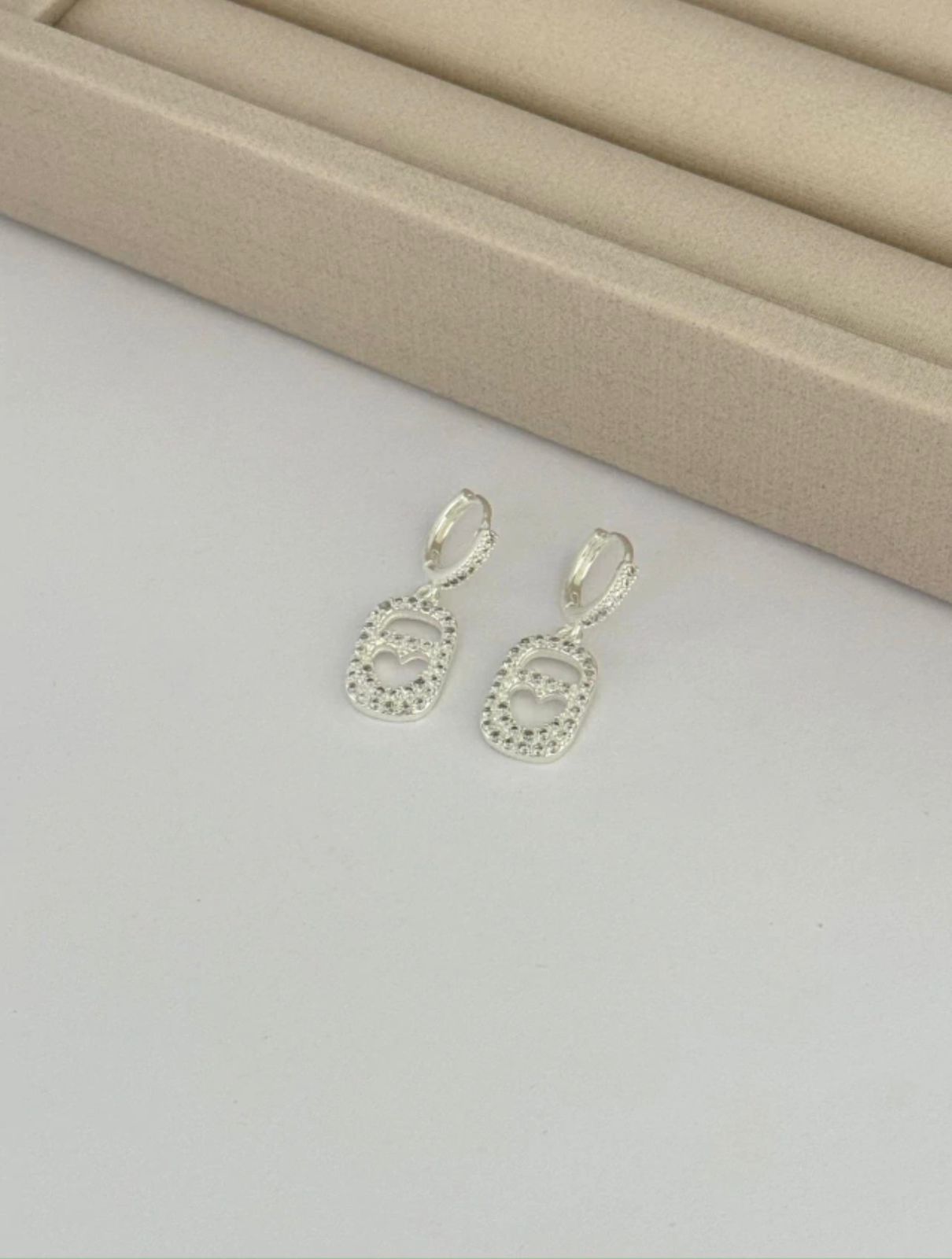 Brinco Coração Vazado Cravejado Prata