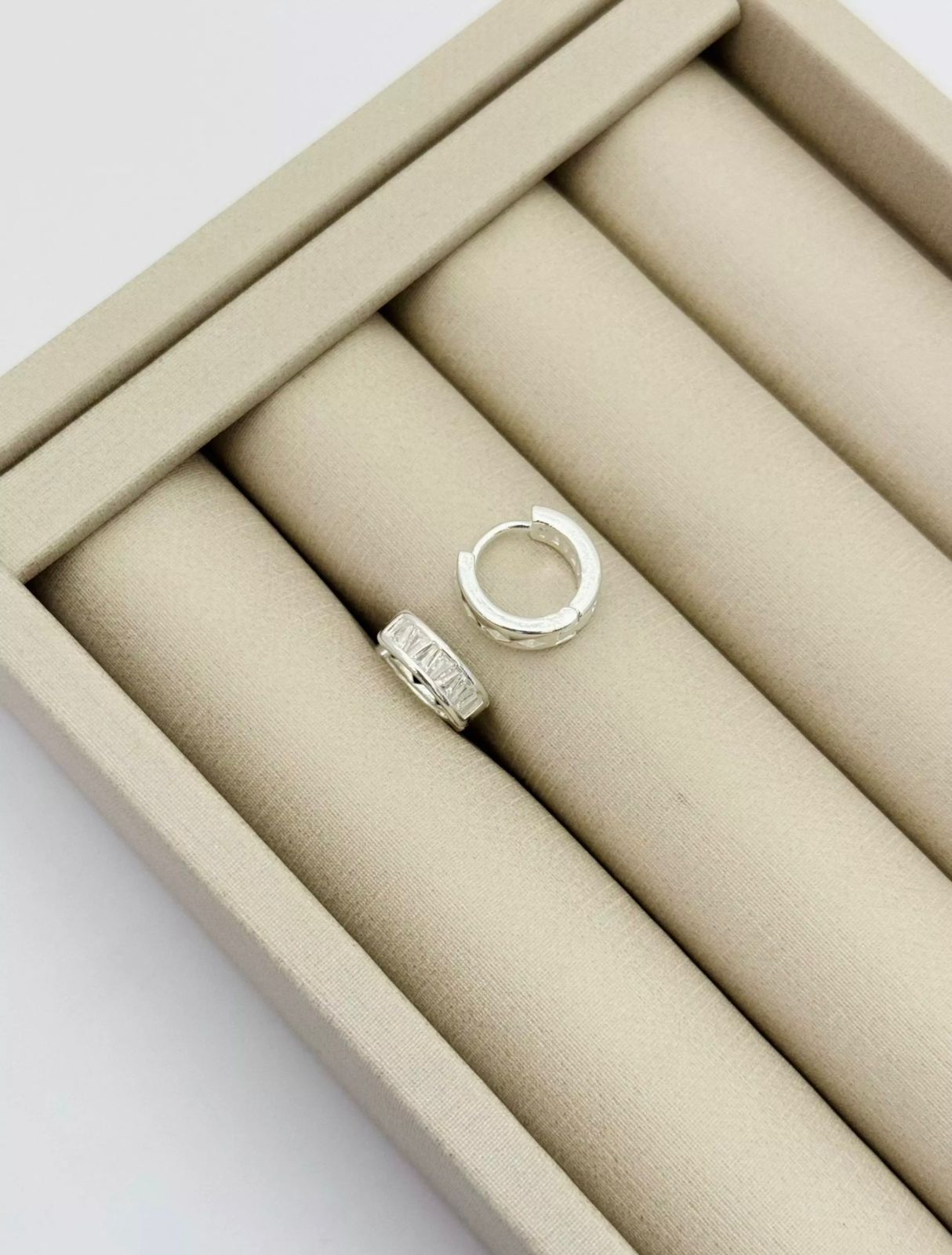 Brinco Argola Cravejada Baguete