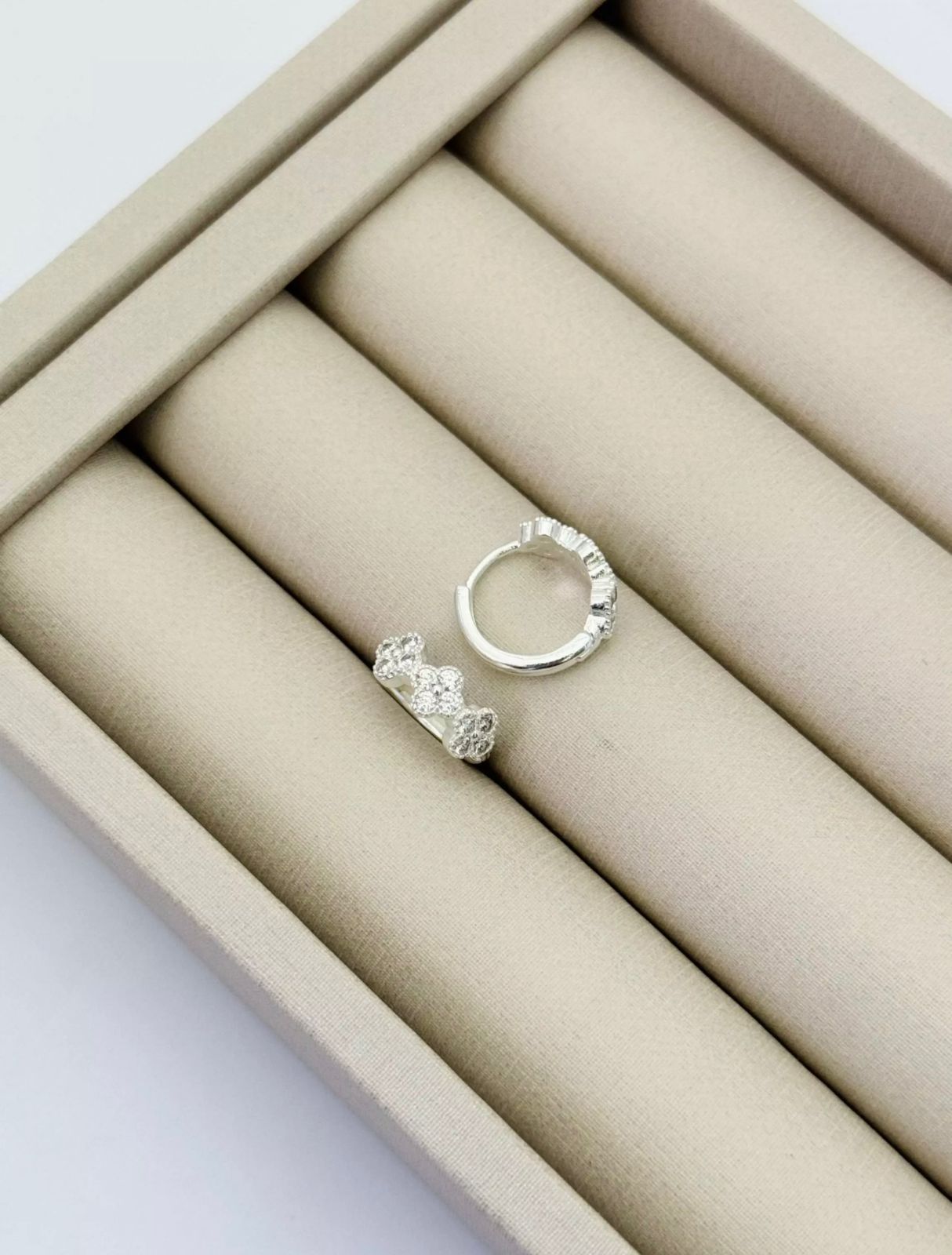 Brinco Argola Flores Cravejadas