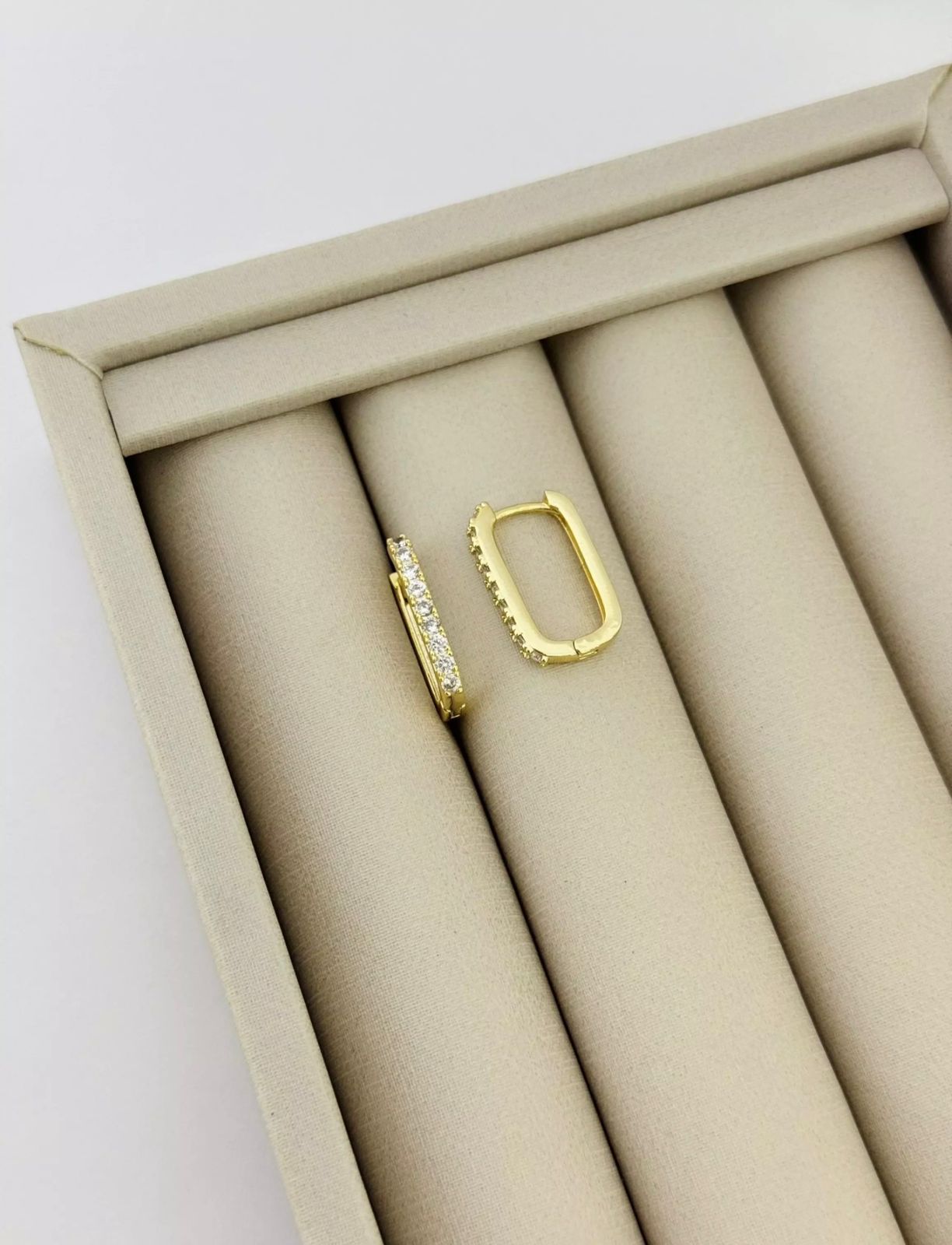 Brinco Argola Retangular Cravejado Dourado