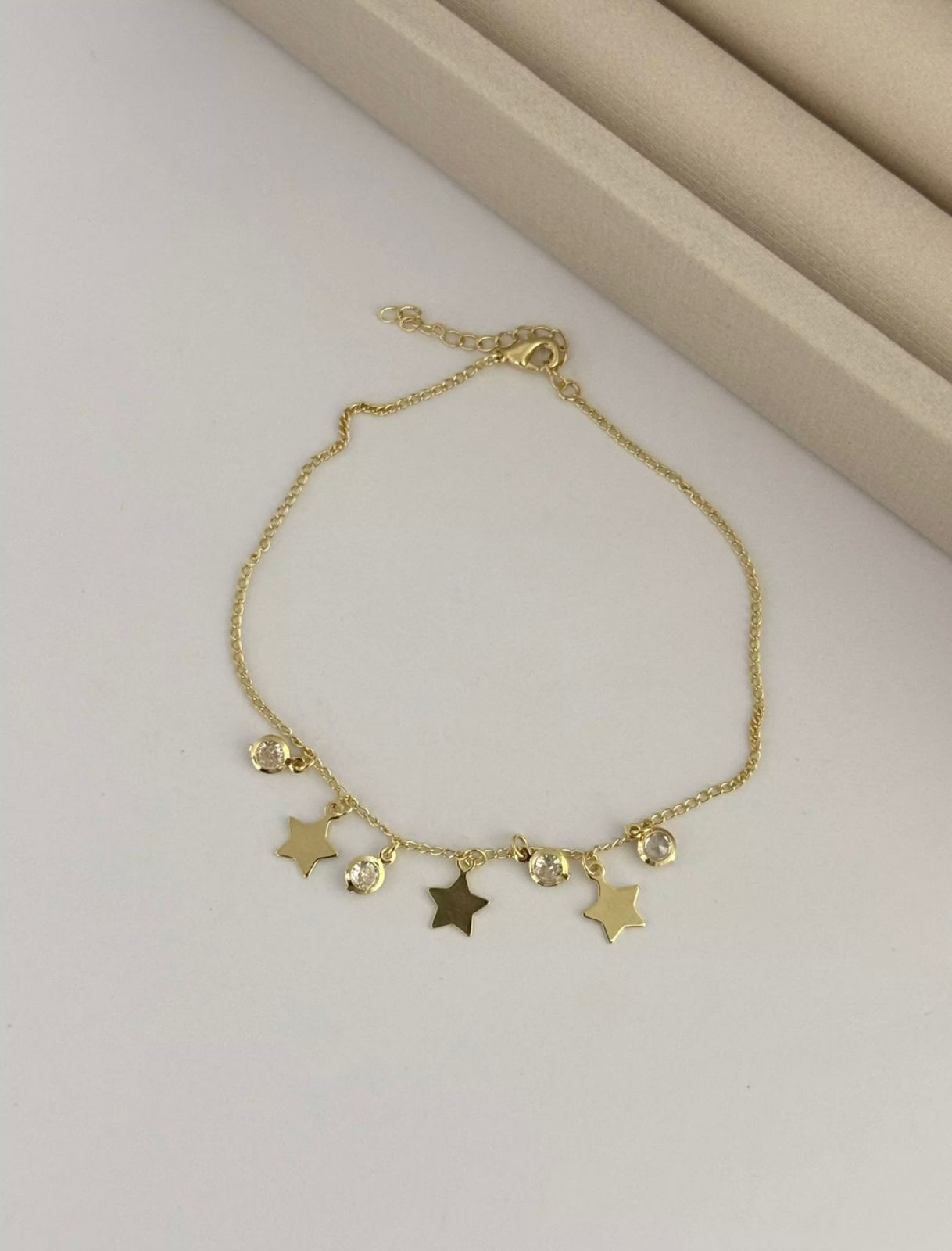 Tornozeleira Estrelas e Ponto de Luz Dourada