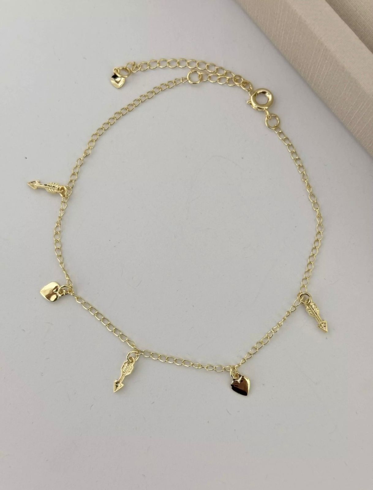 Tornozeleira Coração e Flecha Dourada