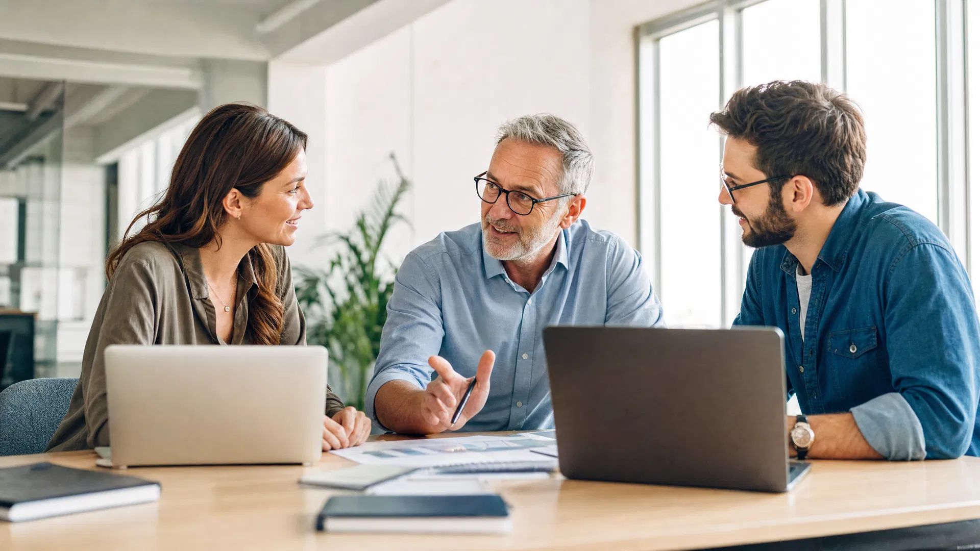 Kleines Team bei der gemeinsamen Arbeit mit CloverHand CRM