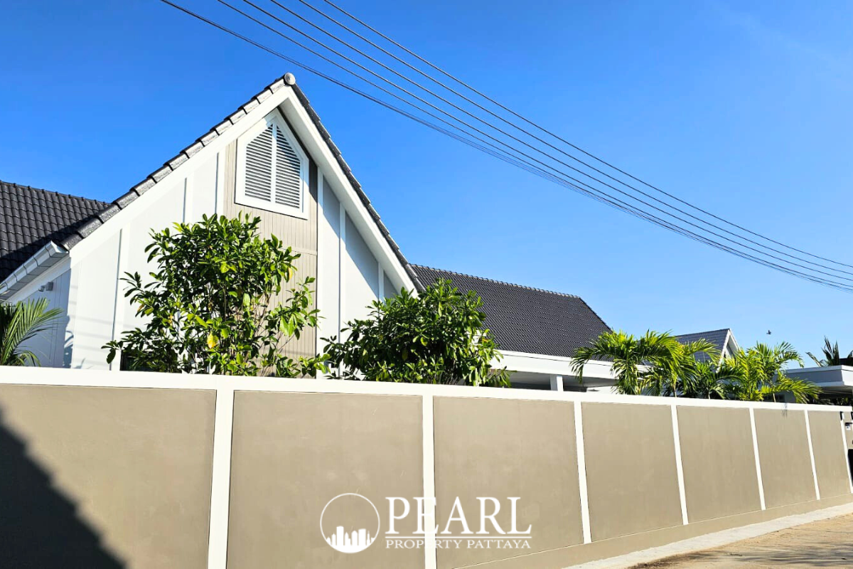 4 Bedroom House for Sale in Parkside Pool Villas