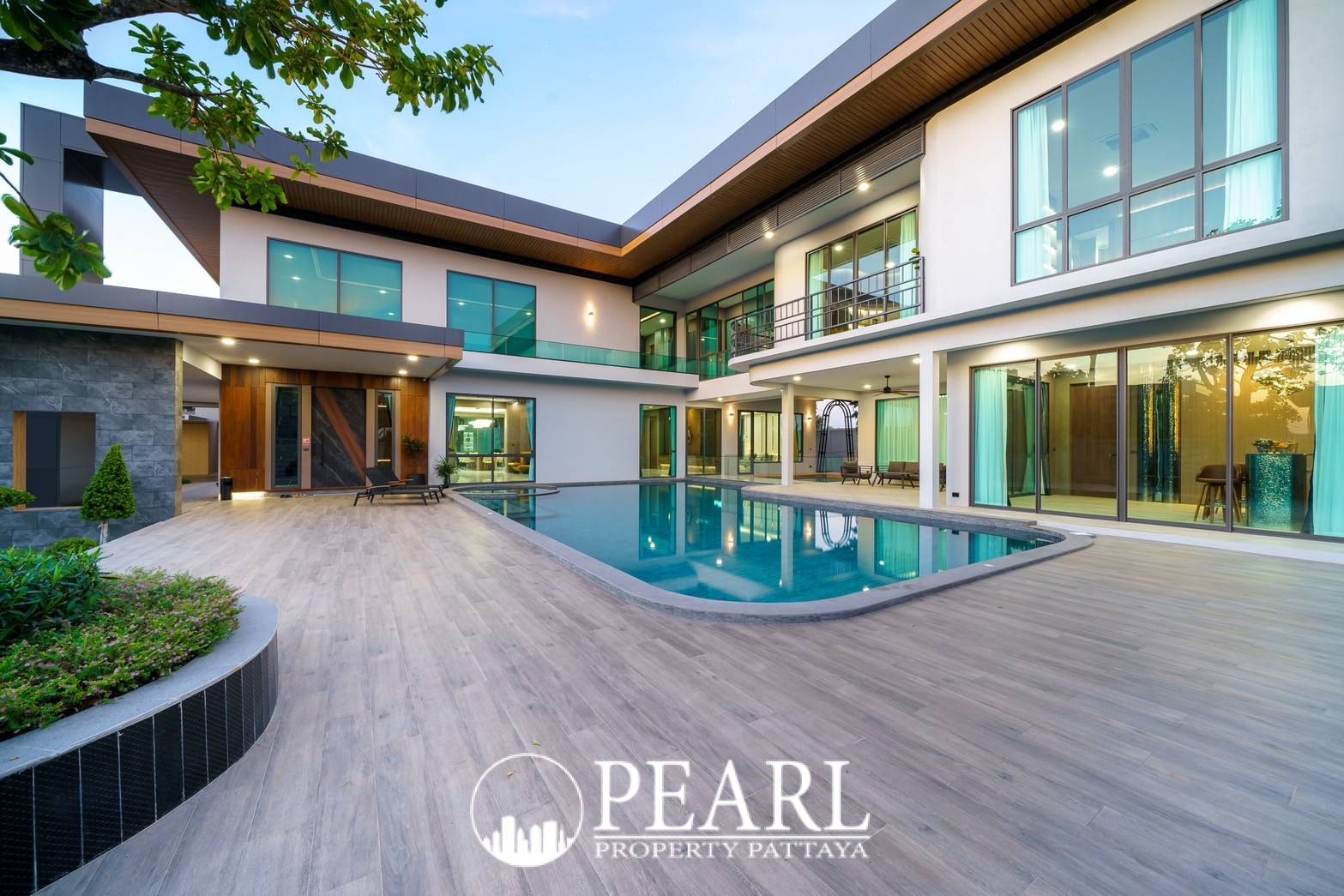 6 Bedroom House for Sale in M Mountain Village