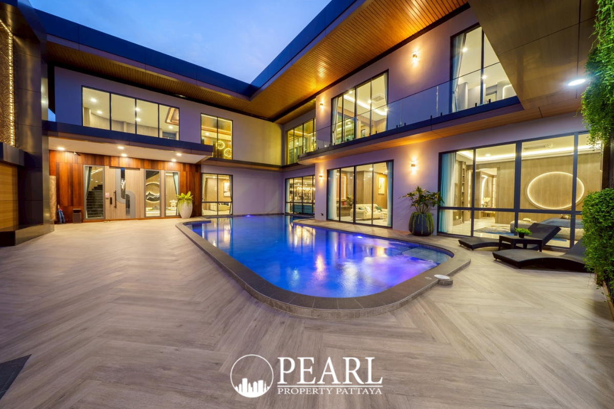 7 Bedroom House for Sale in M Mountain Grand Villa