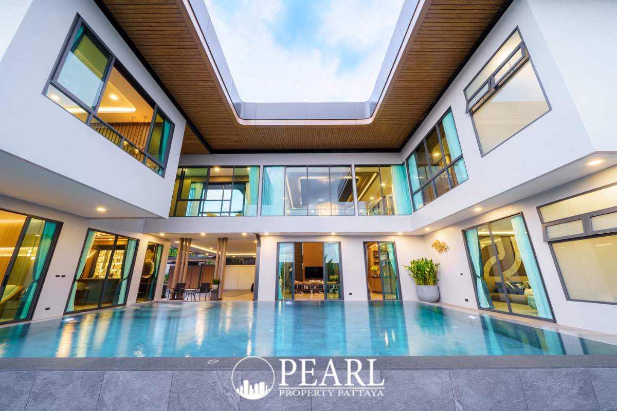 6 Bedroom House for Sale in M Mountain Grand Villa