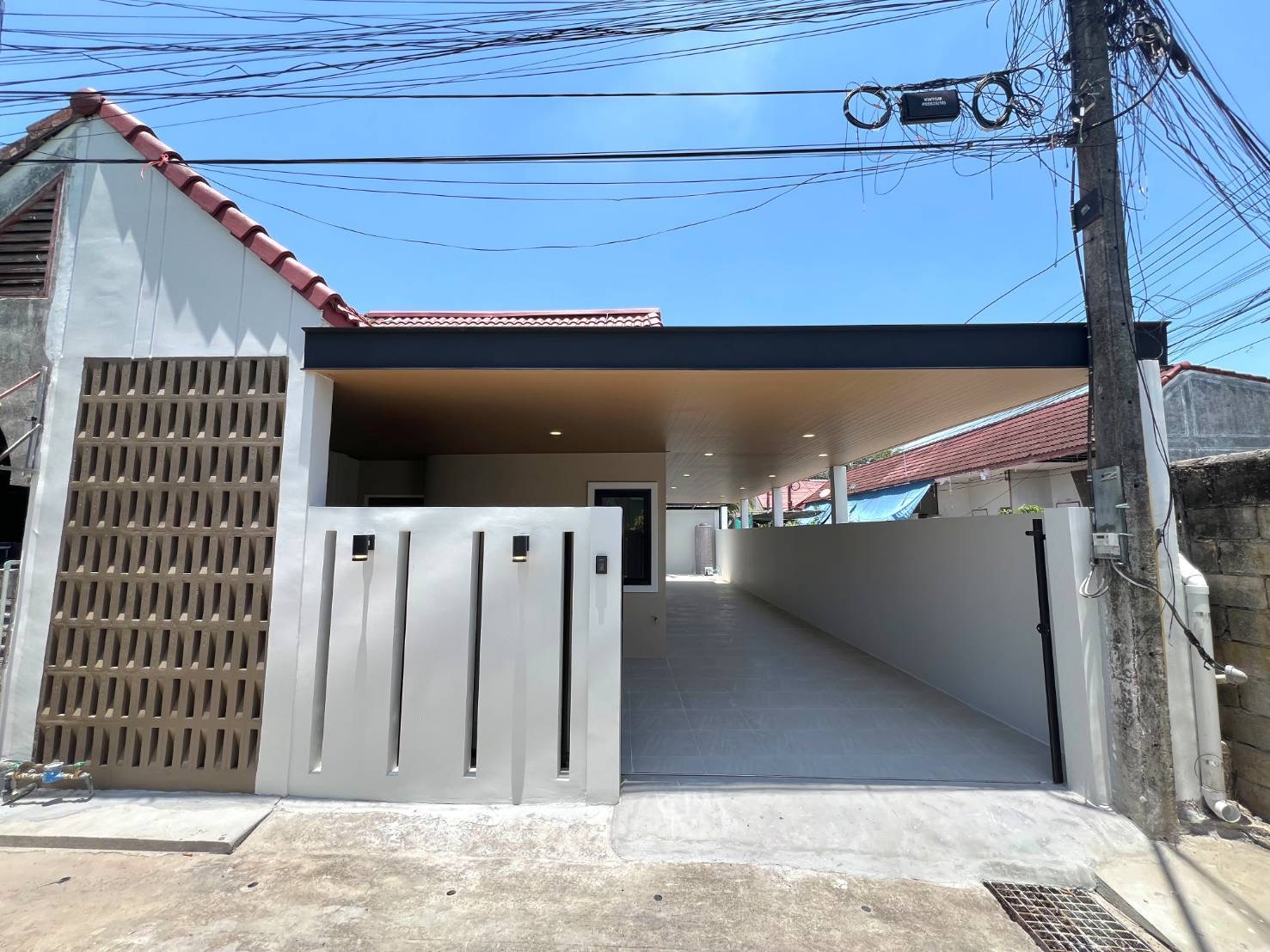 ทาวน์โฮมขาย หลังมุม รีโนเวทใหม่ โซนวิชิต ภูเก็ต 2 ห้องนอน ราคา 2.99 ล้าน