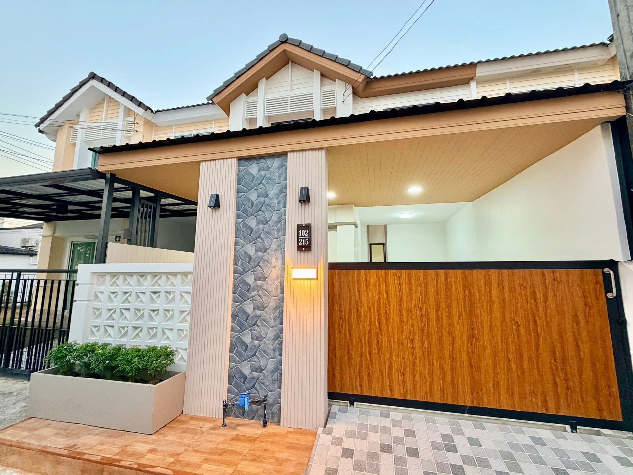 ทาวน์โฮมขาย รีโนเวทใหม่ โซนสามกอง ภูเก็ต 3 ห้องนอน 3.49 ล้าน