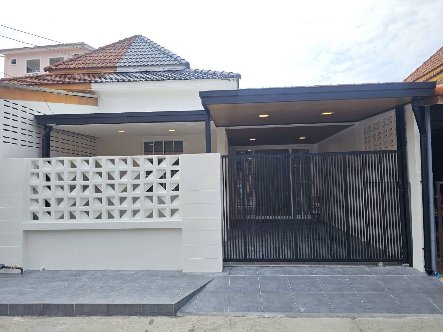 ทาวน์เฮ้าส์ขาย 2 ห้องนอน ทำเลดี ใกล้ซุปเปอร์ชีปใหญ่ ภูเก็ต ราคา 3.29 ล้าน