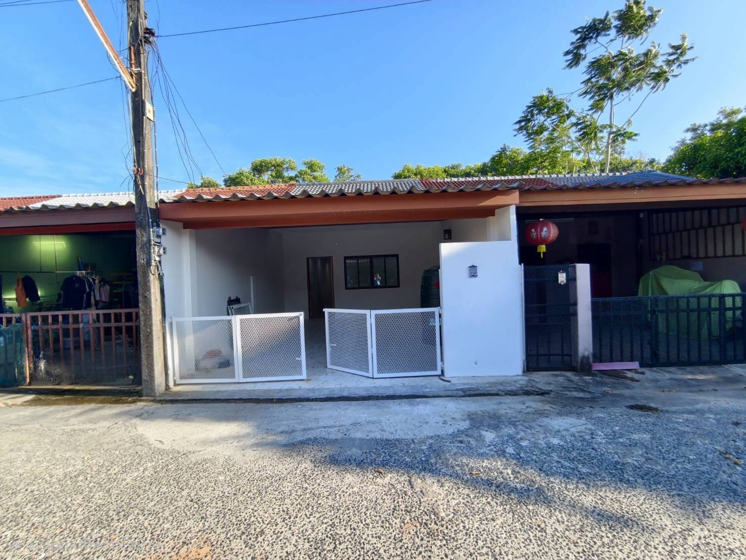 ทาวน์เฮ้าส์ขาย รีโนเวทใหม่ 2 ห้องนอน บ้านดอน ถลาง ภูเก็ต 2.69 ล้าน