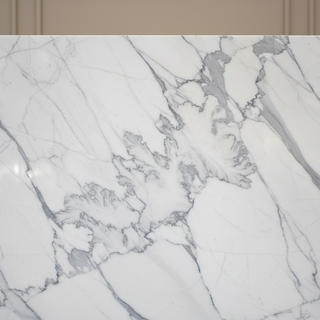 แผ่นหินอ่อนแท้สีขาวที่มีลวดลายเส้นสีเทาอ่อน