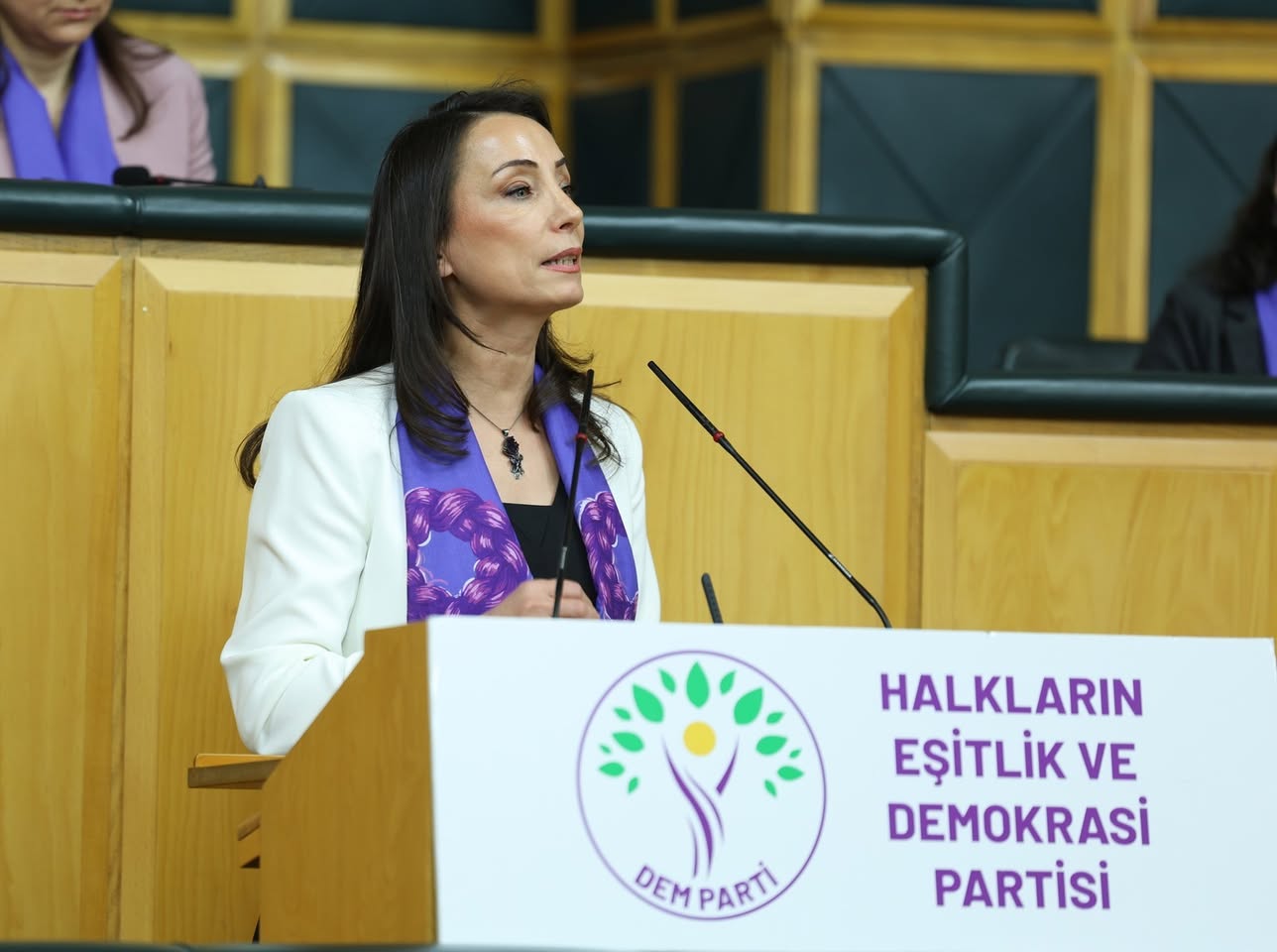 Hatimoğulları: “Kesilen saç örgüsü kadınların mücadelesinde bütün dünyayı sardı”