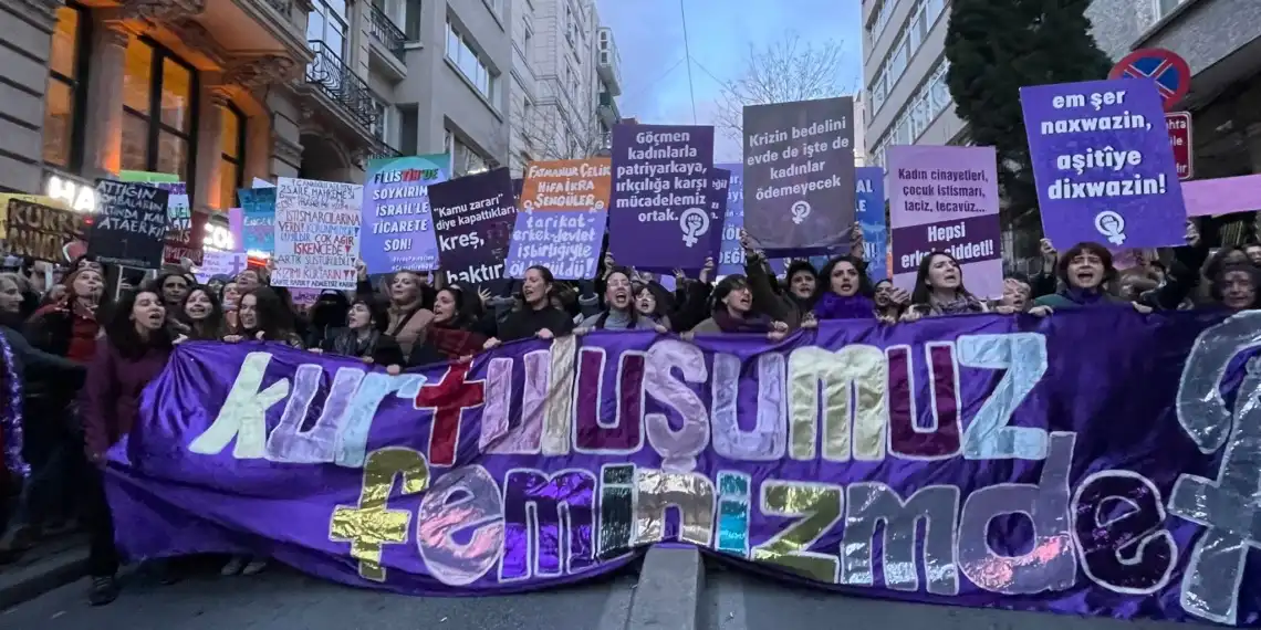 24’üncü Feminist Gece Yürüyüşü: Kadınlar yasağa rağmen Taksim’e aktı