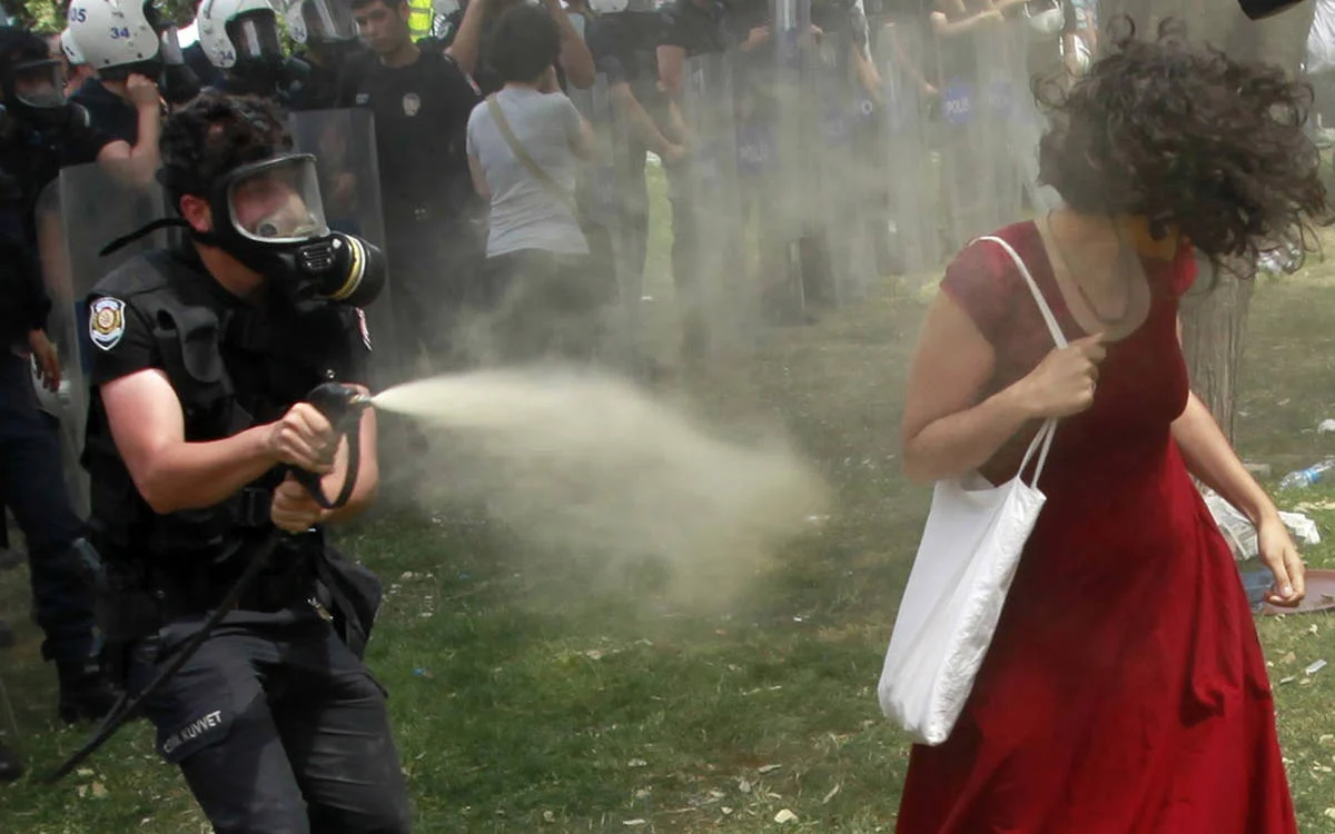 AİHM’den Türkiye’ye “Kırmızılı Kadın” Kararı: Kötü Muamele Yasağı İhlal Edildi