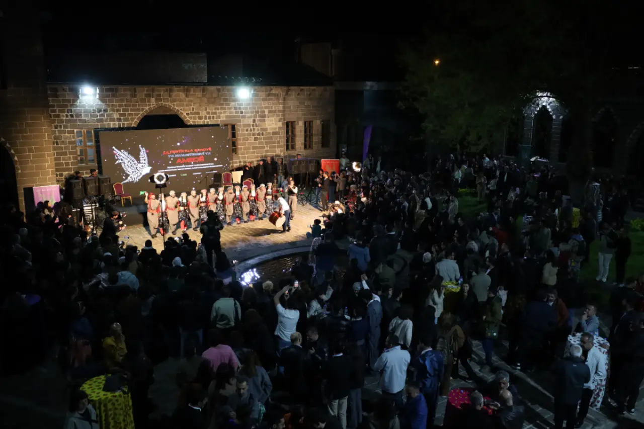 Amed Tiyatro Festivali Perdesini Açtı: Sanatın Barış Çığlığı Susturulabilecek mi?