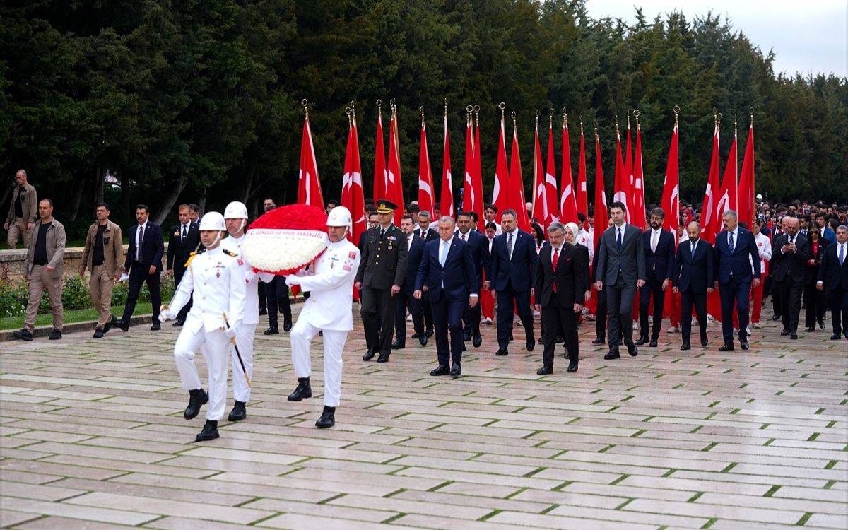 19 Mayıs Törenleri Anıtkabir'de Gerçekleşti: Gençler Ata'nın Huzurunda
