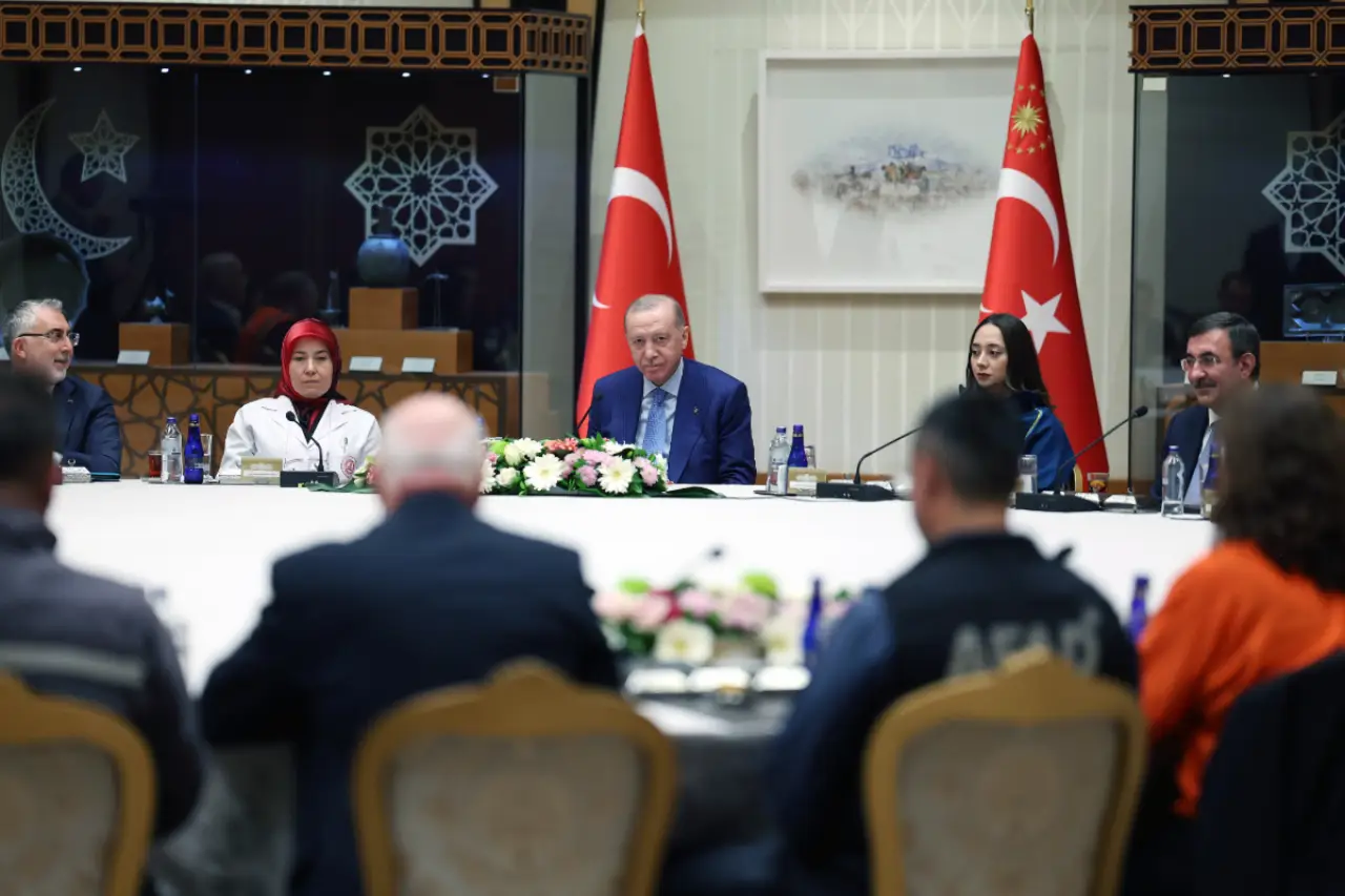 Erdoğan'dan 1 Mayıs'ta Çelişkili 'İşçi Hakları' Mesajı: Yasaklanan Grevler Neyi Gösteriyor?