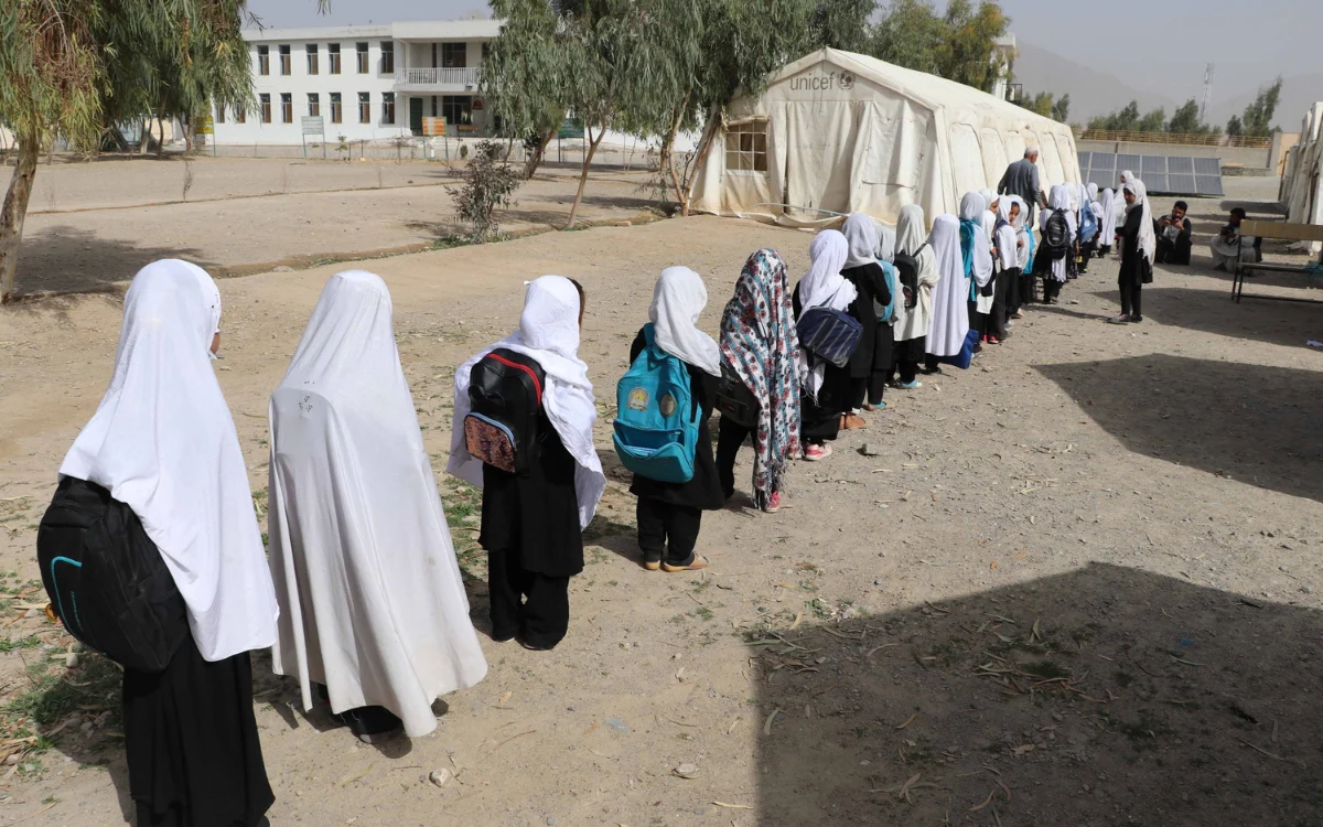 Afganistan'da Kız Çocuklarına Eğitim Yasağı: Gelecek Nesillerden Çalınan Umut ve Yıkılan Sağlık Sistemi
