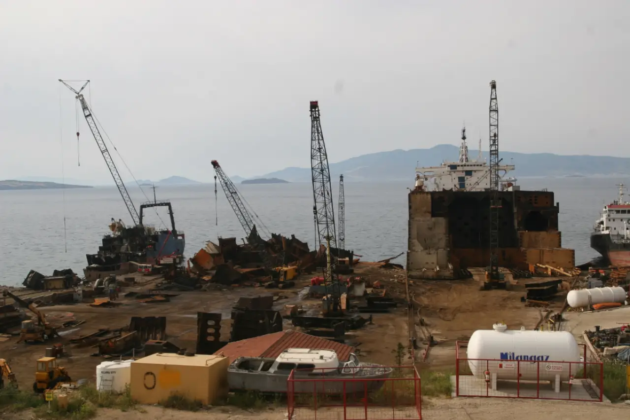 Aliağa'da Bir İşçi Daha Hayatını Kaybetti: Gemi Söküm Sektöründeki Ölüm Zinciri Sürüyor
