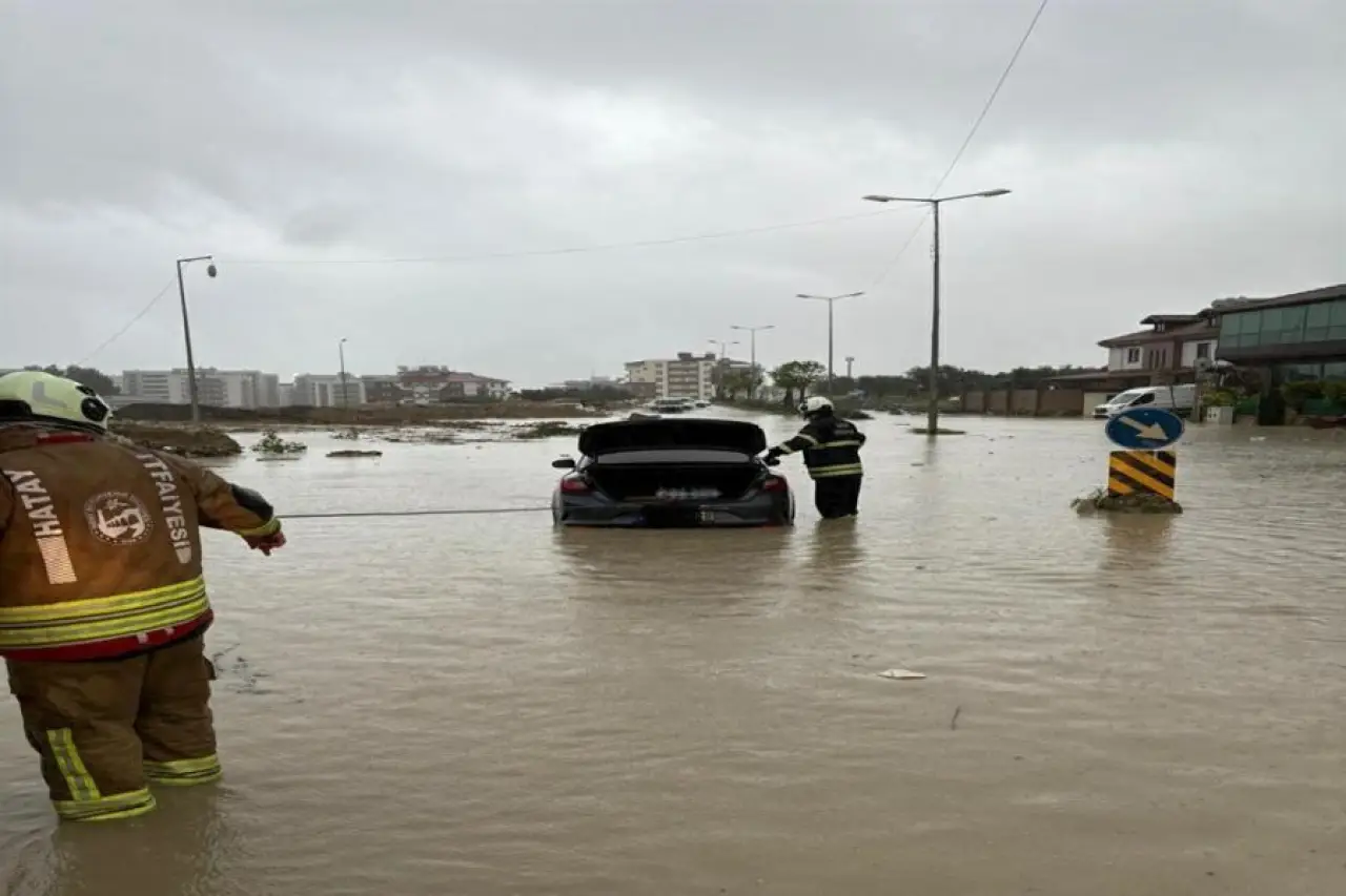 Antakya'da Eğitime Yağmur Engeli: Altyapı Eksikliği Mi, Doğal Afet Mi?