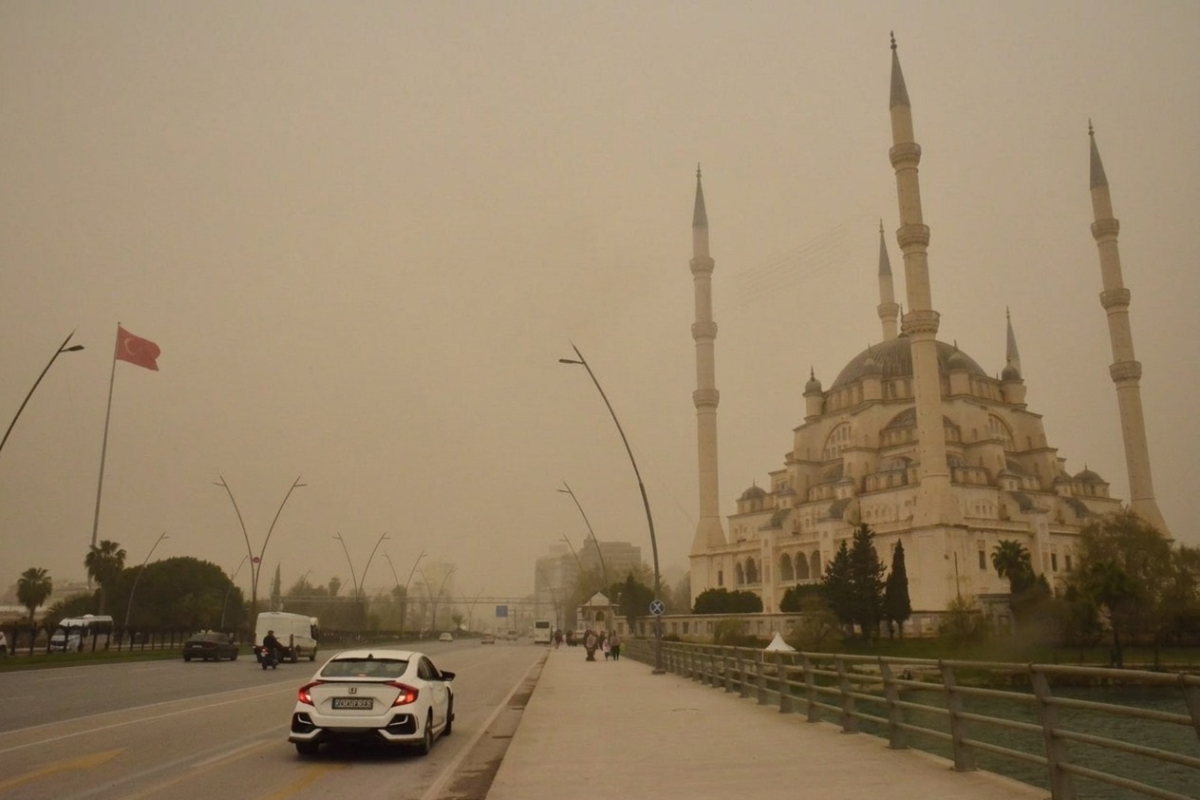 Antalya'yı Yutan Toz Bulutu: Doğal Afet mi, Yönetim Zaafı mı?