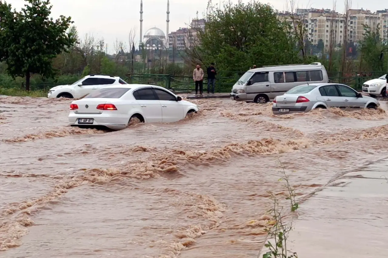 Antep'te Fırtına Değil, Tedbirsizlik Vurdu: 23 Vatandaş Yaralı, Kentsel Altyapı Sınıfta Kaldı!