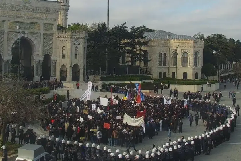 Beyazıt Meydanı'nda Yankılanan Direnişin Mirası: Tarih Tekerrür mü Ediyor?