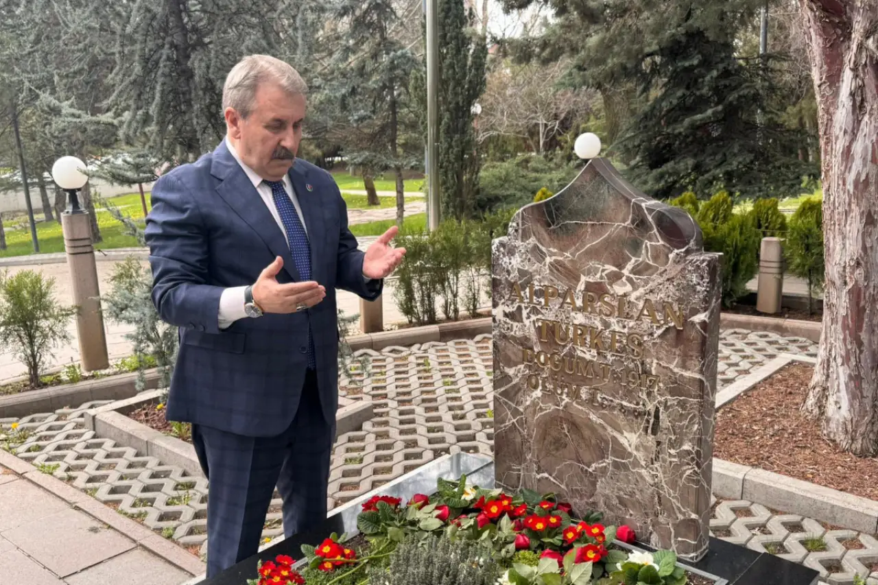 Siyasi Ziyaretler Gölgesinde Sembollerin Dili: Kime Mesaj, Kime Anma?