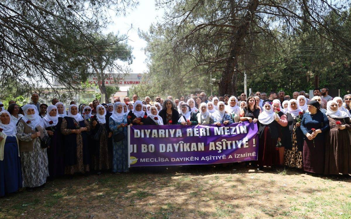 Barış Anneleri'nden Cezaevleri Önünde Çağrı: Yasal Düzenleme Talebi