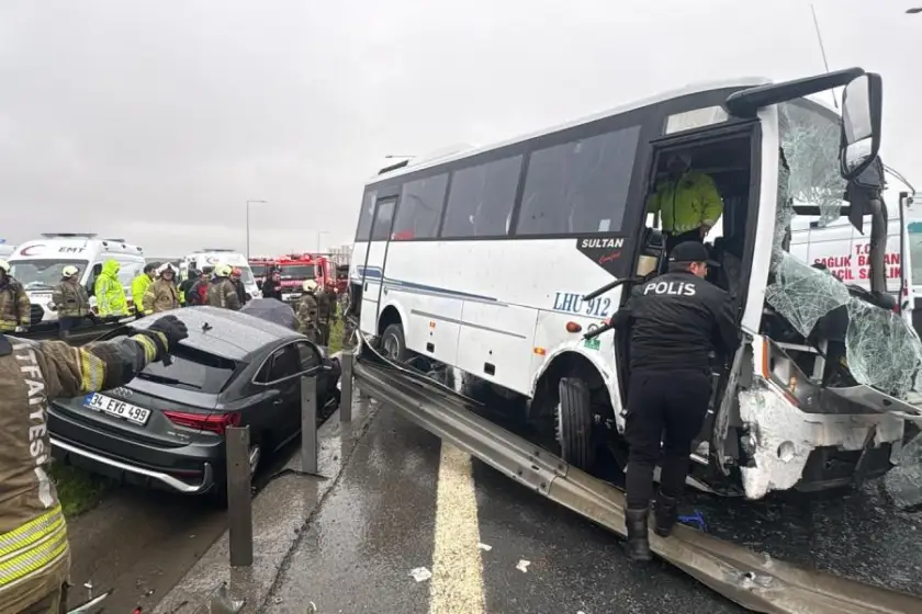 Başakşehir'de Zincirleme Kaza: Polis Servisi Kazasında Can Kaybı ve Çok Sayıda Yaralı