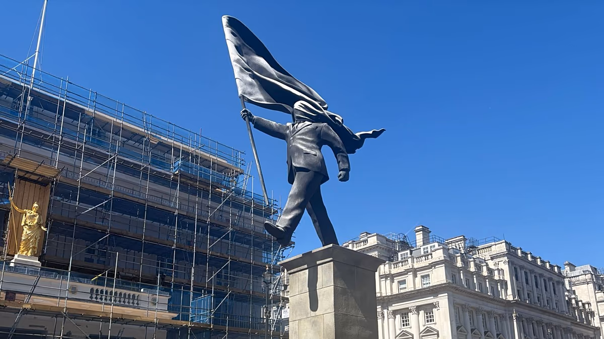 Banksy'den Sisteme Eleştiri: Kendi Bayrağıyla Kör Edilen Adam Heykeli Londra'da Ortaya Çıktı