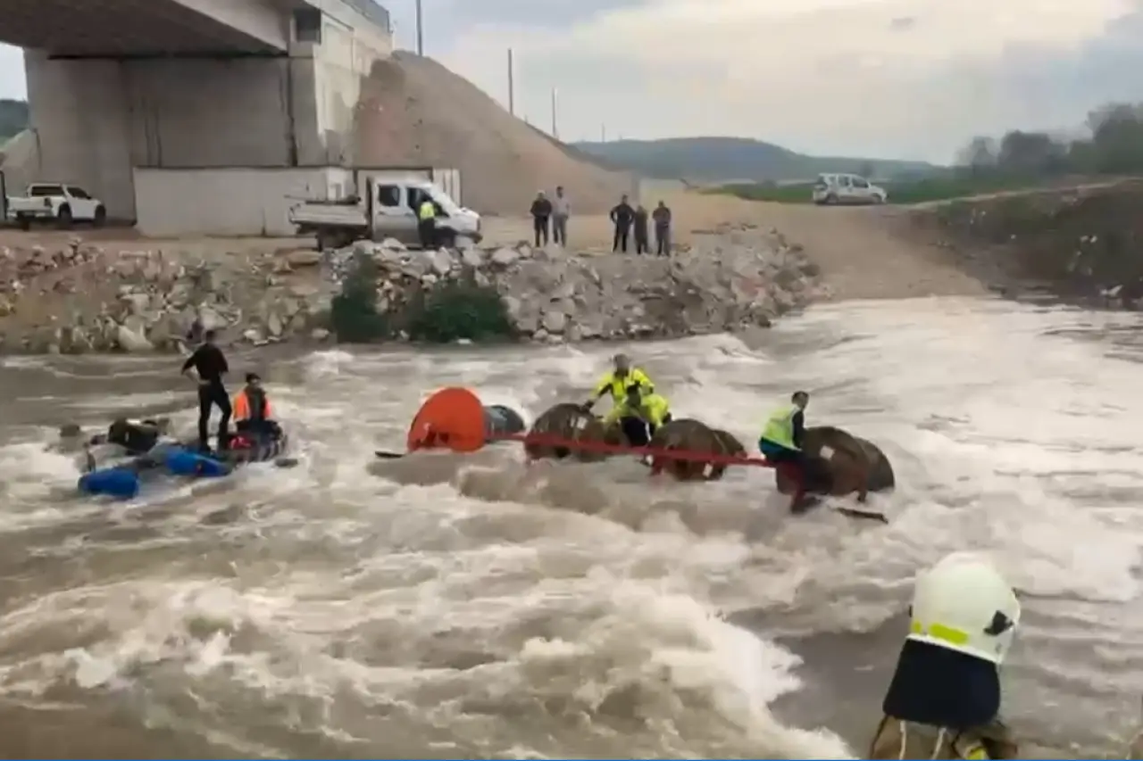 Bursa'da İşçileri Taşıyan Traktör Dereye Devrildi: Güvencesiz Çalışma Koşulları Canları Tehlikeye Atıyor